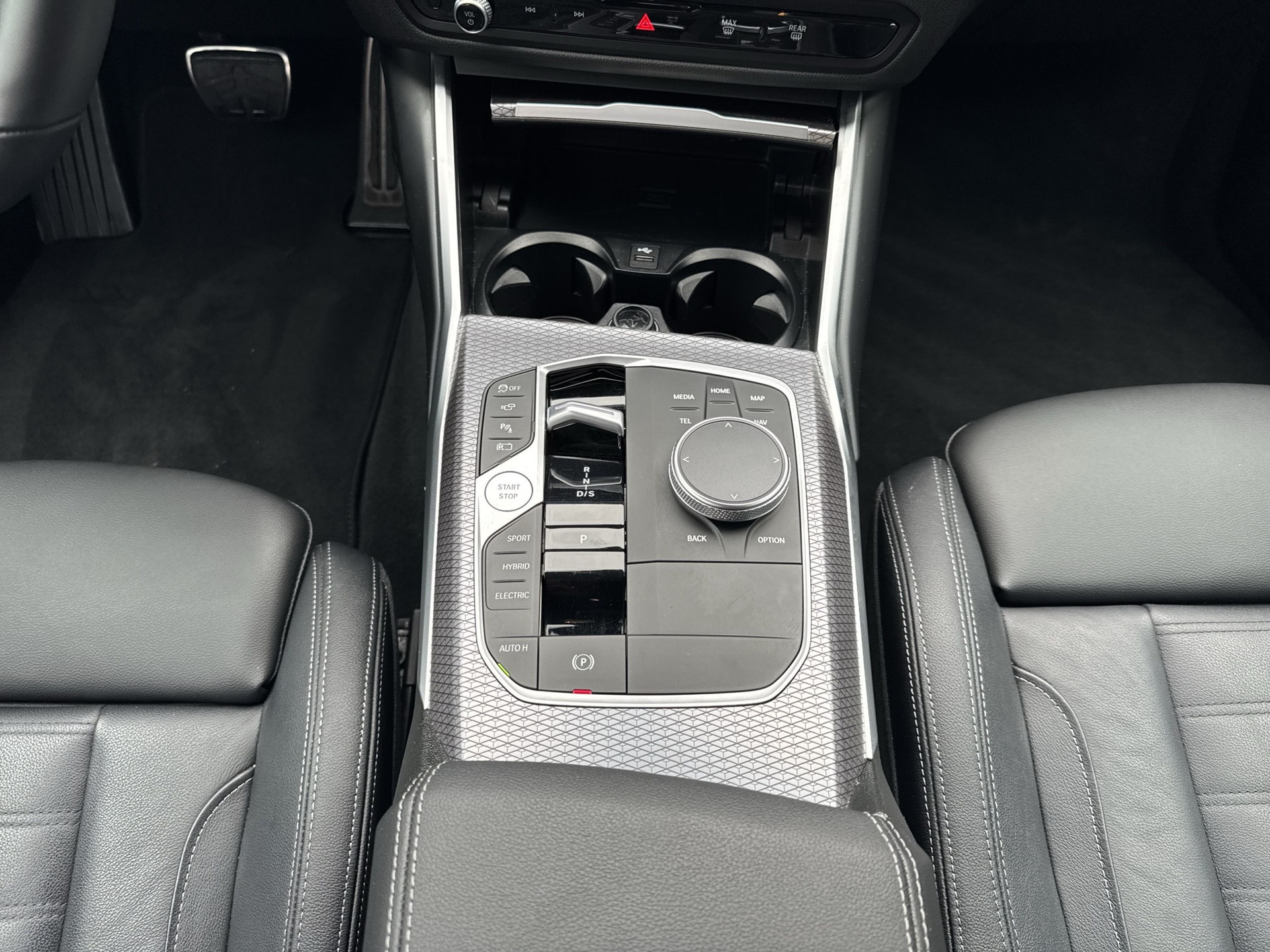 BMW 330e xDrive Steptronic M Sport-image-12