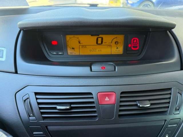 CITROEN C4 Picasso 1.6i 16V Attraction-image-9