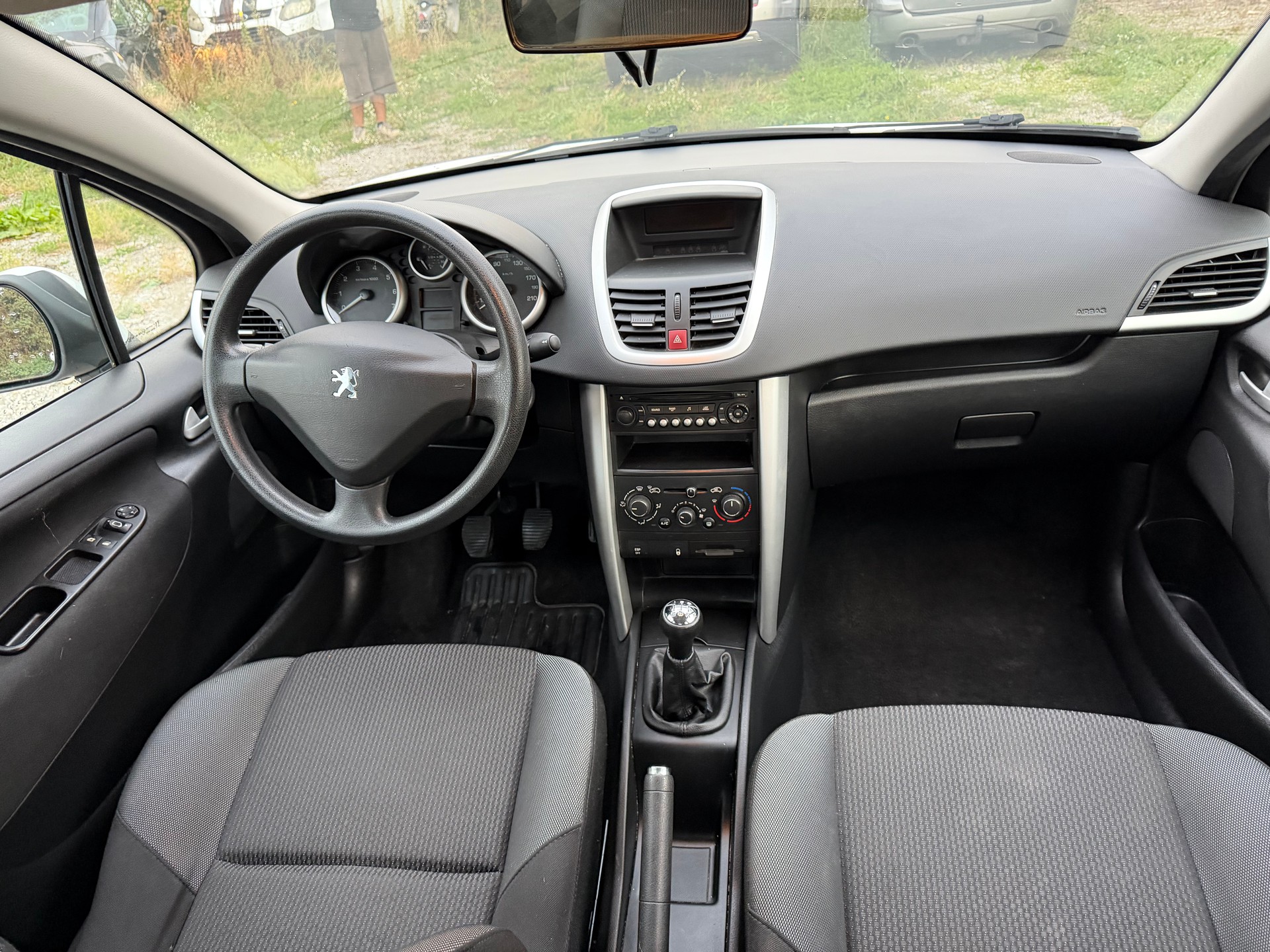 PEUGEOT 207 1.4 Swiss Edition-image-7
