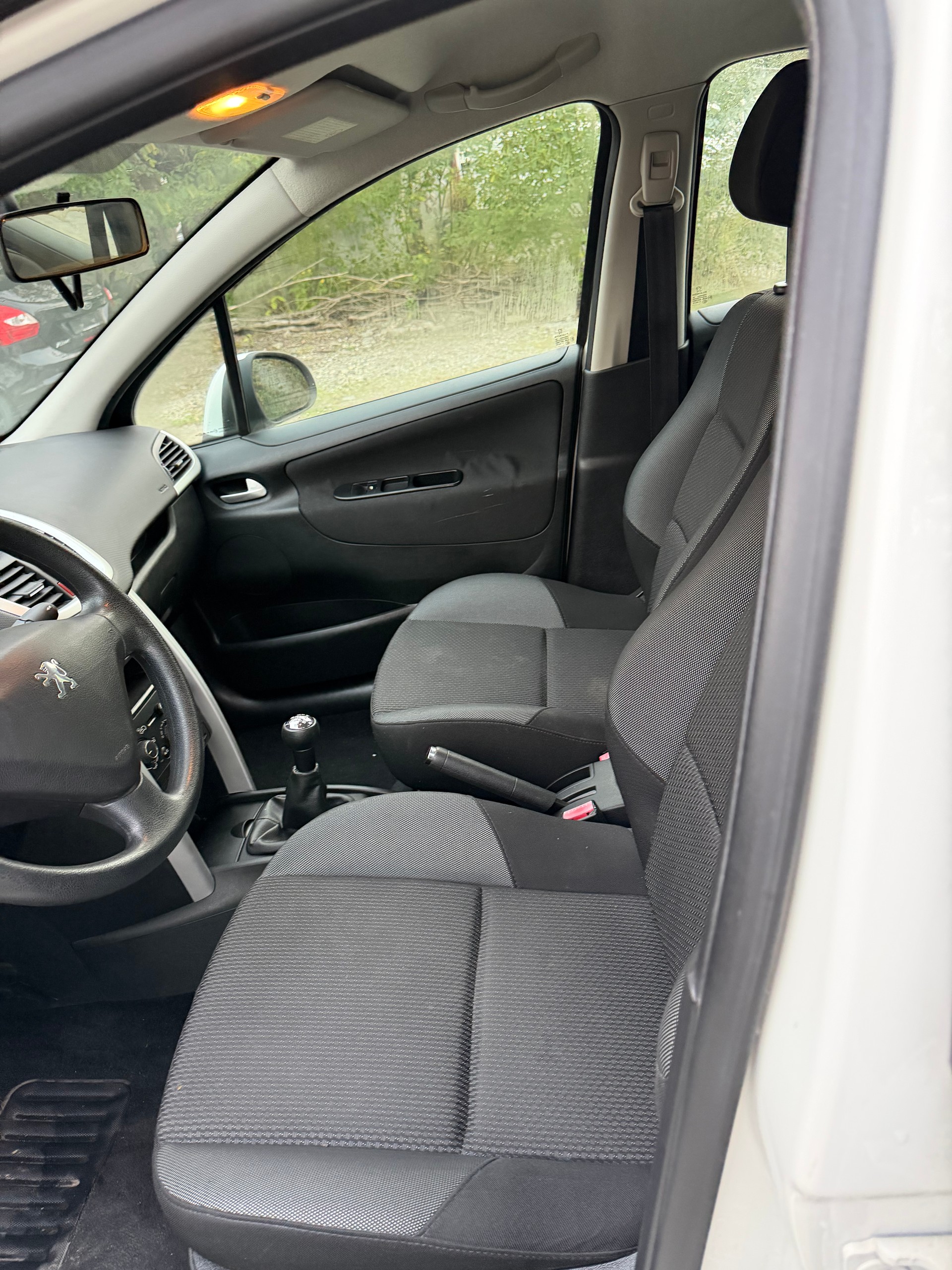 PEUGEOT 207 1.4 Swiss Edition-image-8