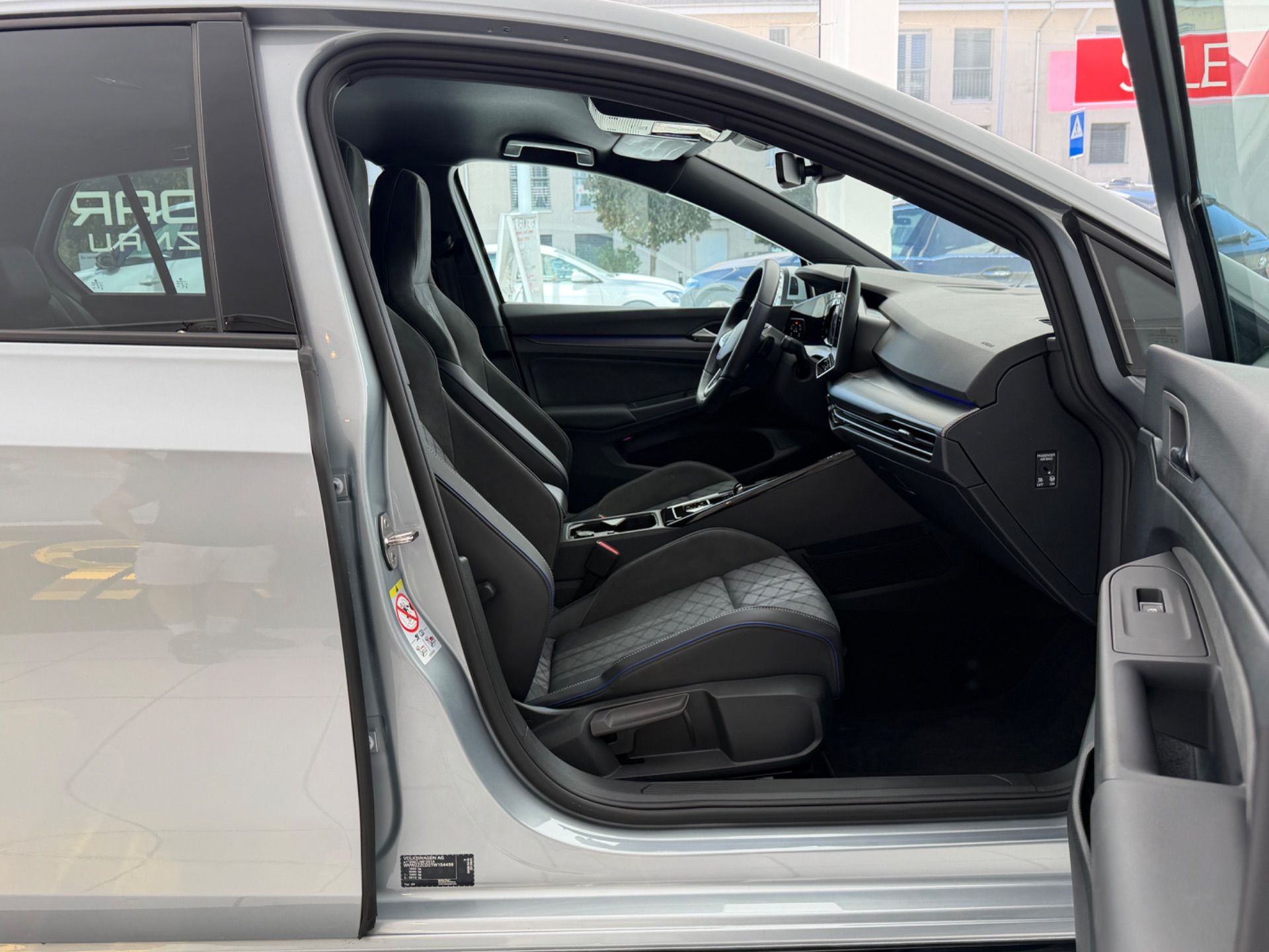 VW Golf 1.5 e TSI mHEV R-Line DSG **Werksgarantie**-image-17