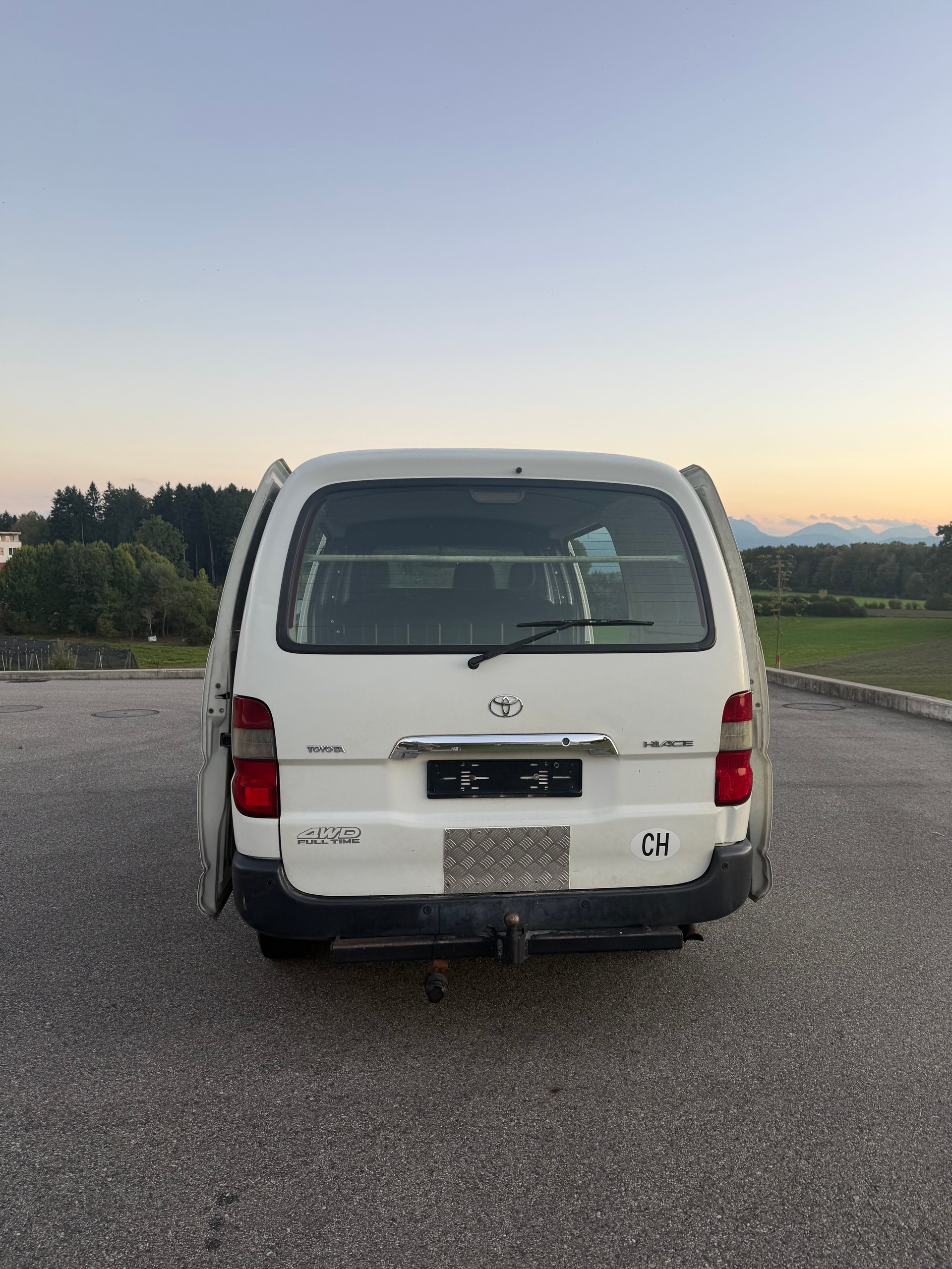 TOYOTA Hiace D-4D Van 4WD SWB-image-5