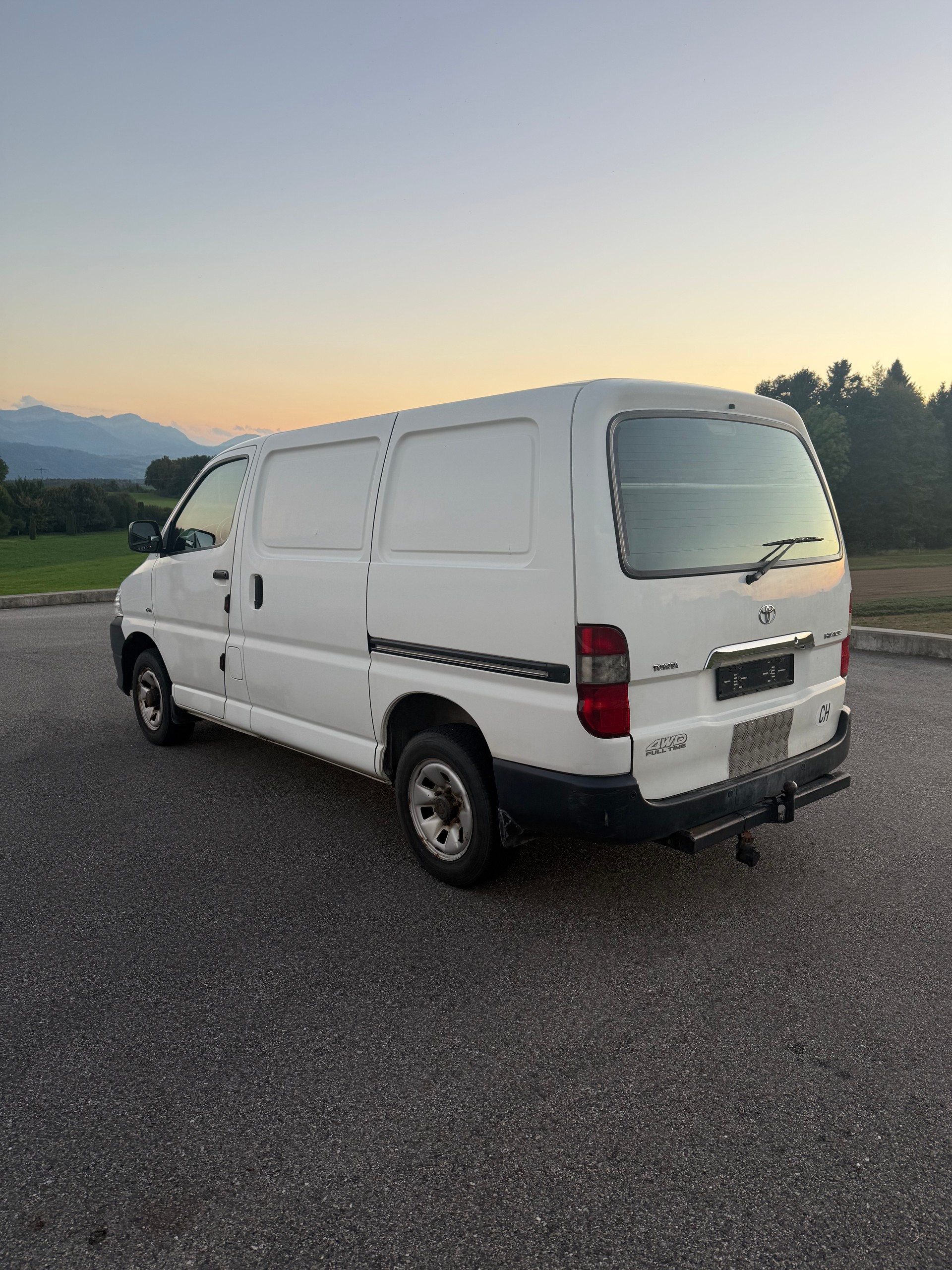 TOYOTA Hiace D-4D Van 4WD SWB-image-7