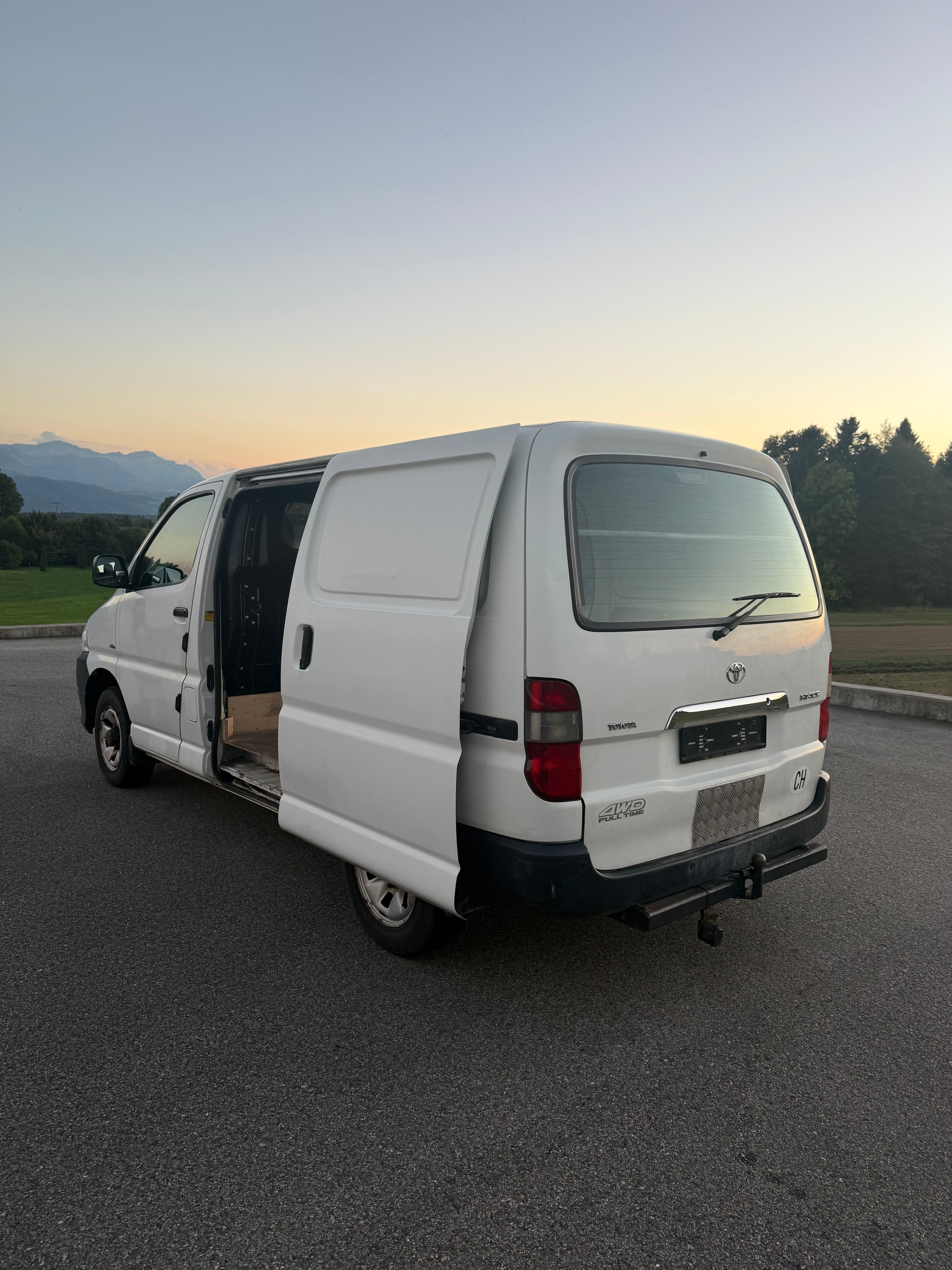 TOYOTA Hiace D-4D Van 4WD SWB-image-4