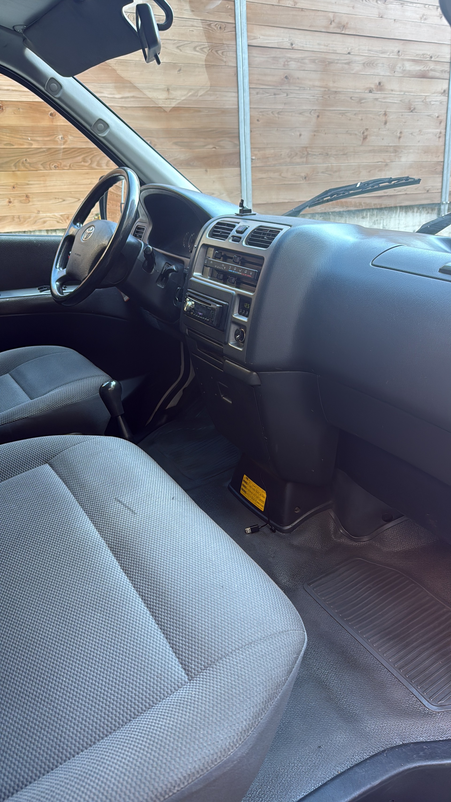TOYOTA Hiace D-4D Van 4WD SWB-image-12