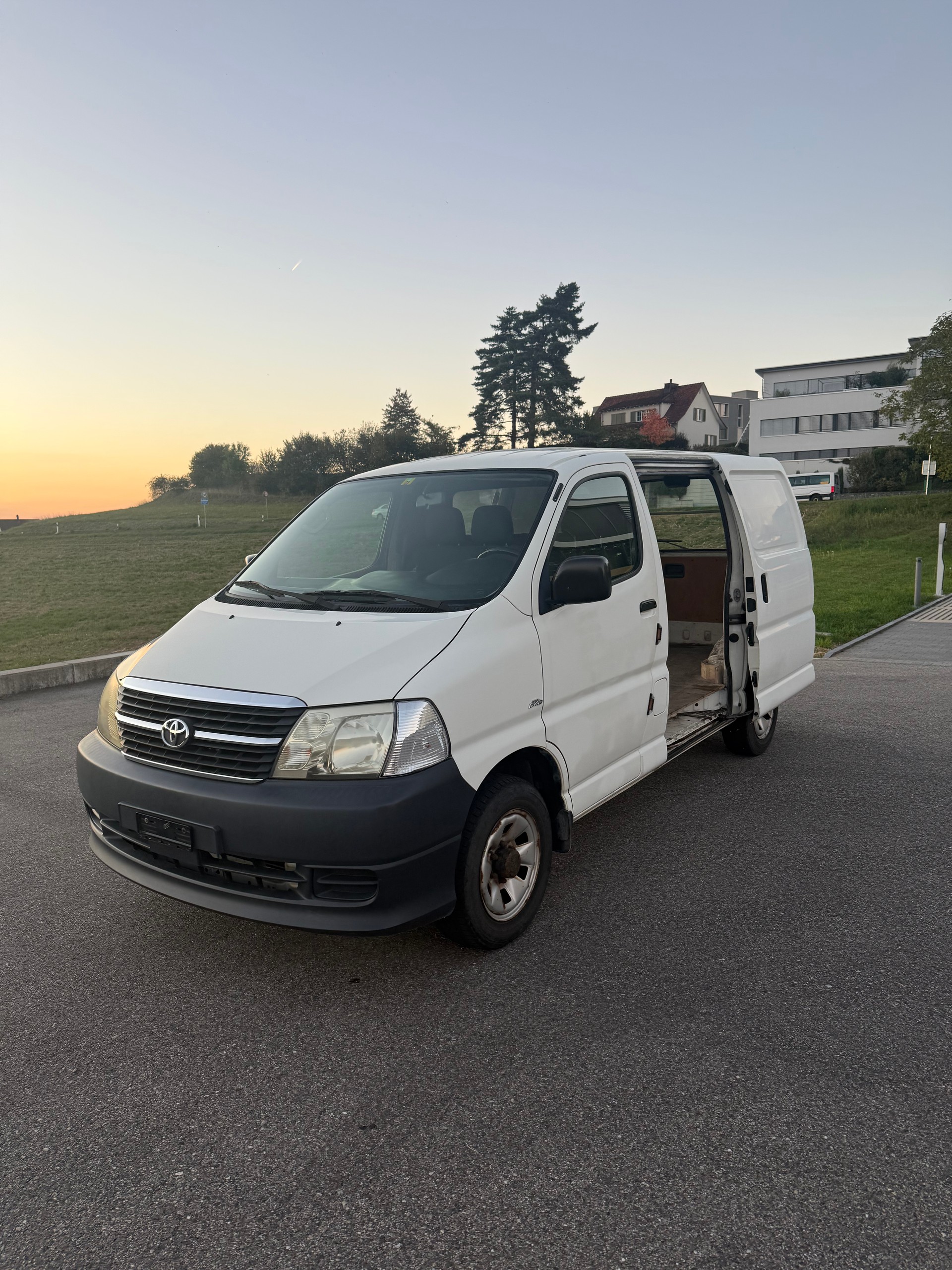 TOYOTA Hiace D-4D Van 4WD SWB-image-3