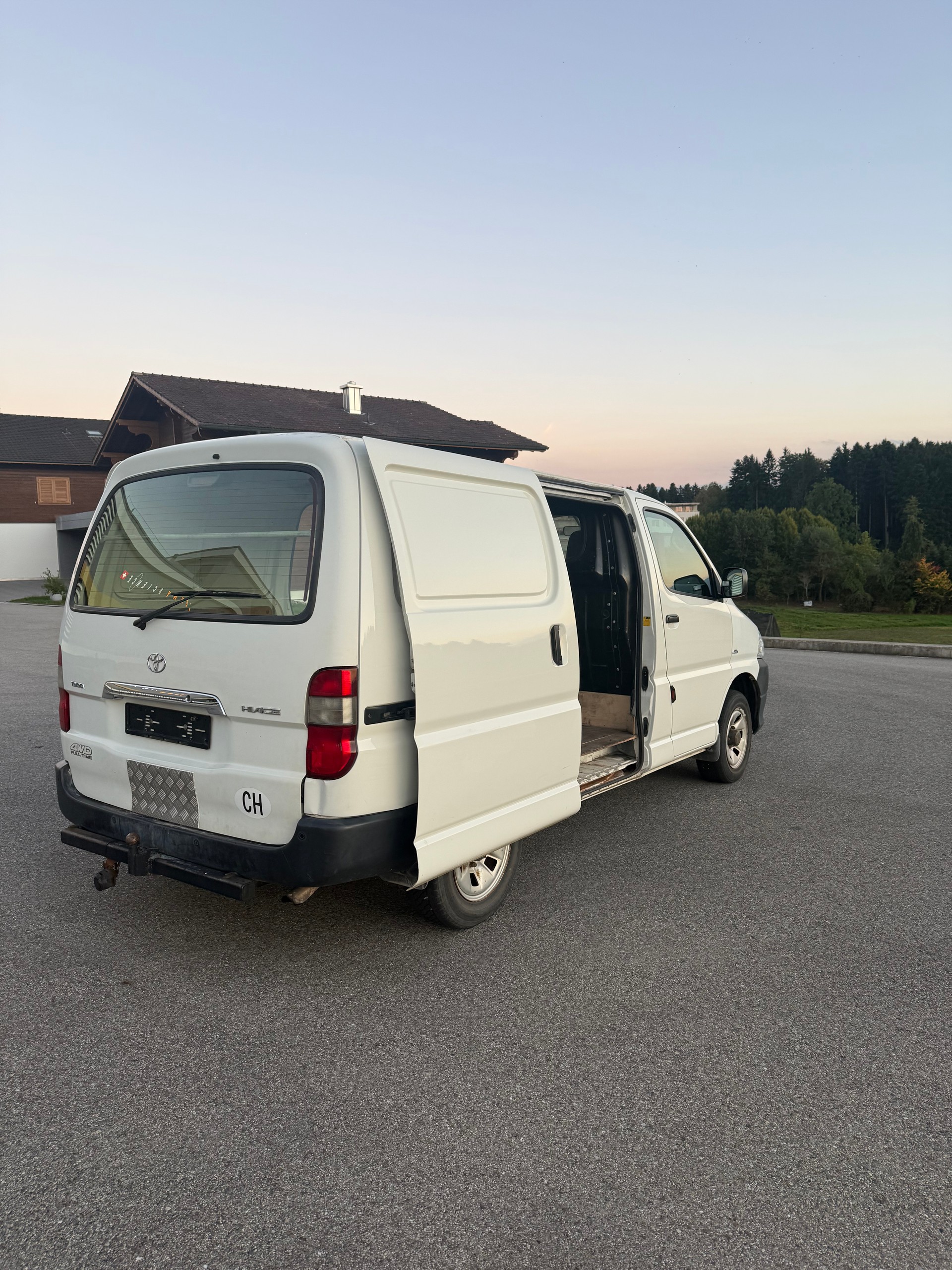 TOYOTA Hiace D-4D Van 4WD SWB-image-6
