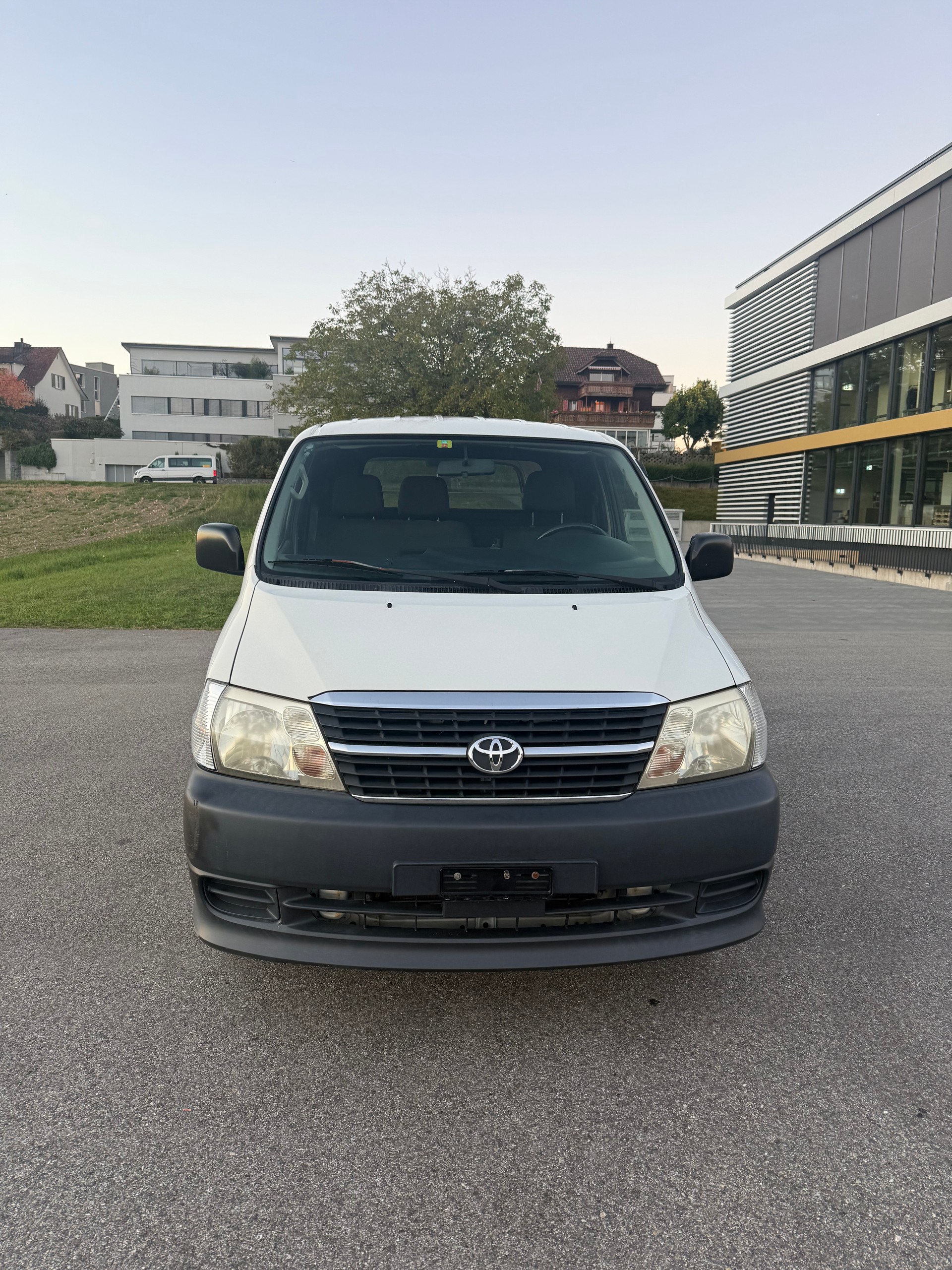 TOYOTA Hiace D-4D Van 4WD SWB-image-2