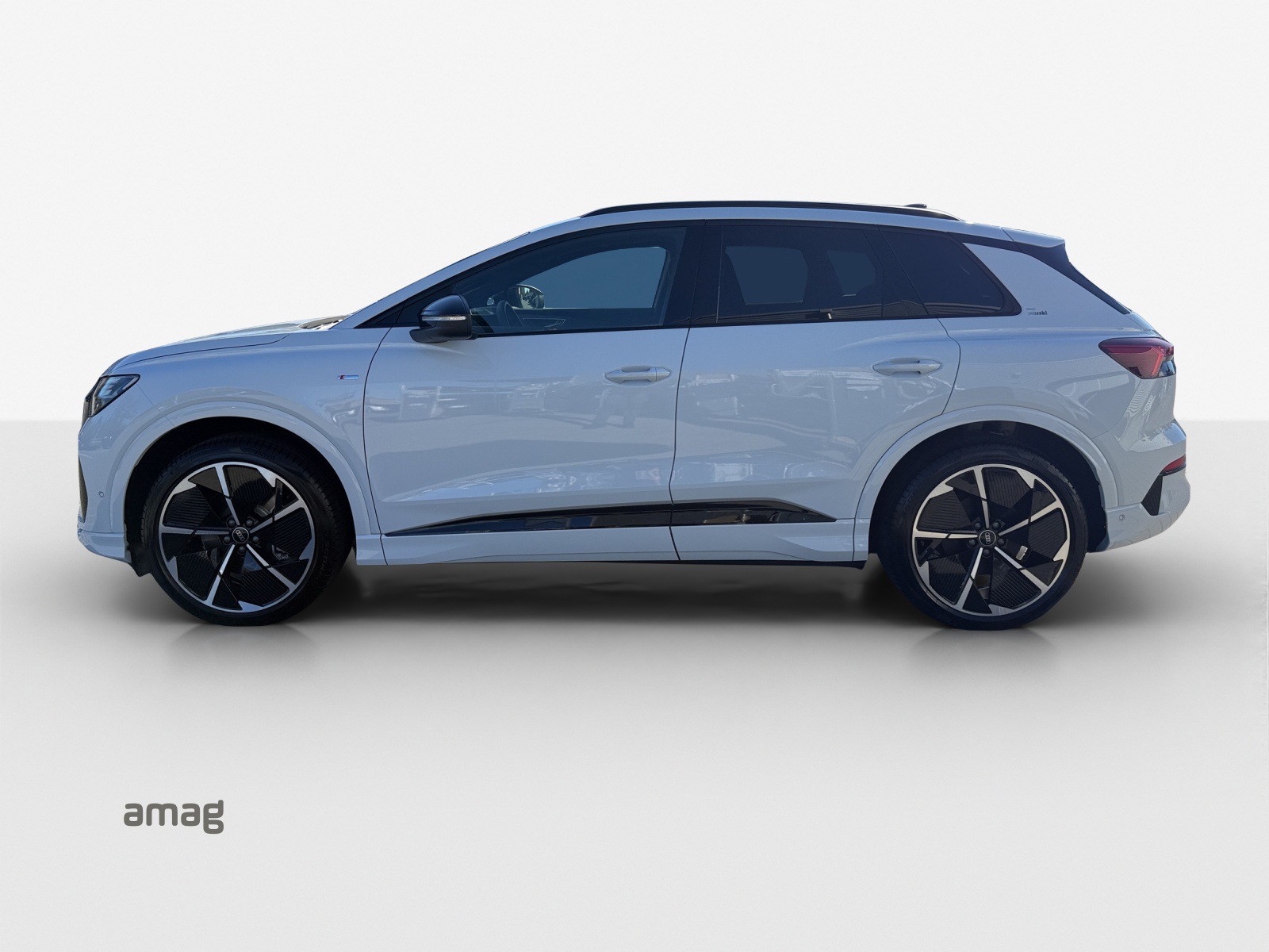 AUDI Q4 e-tron SUV quattro performance Swiss Ski-showroom-element-1