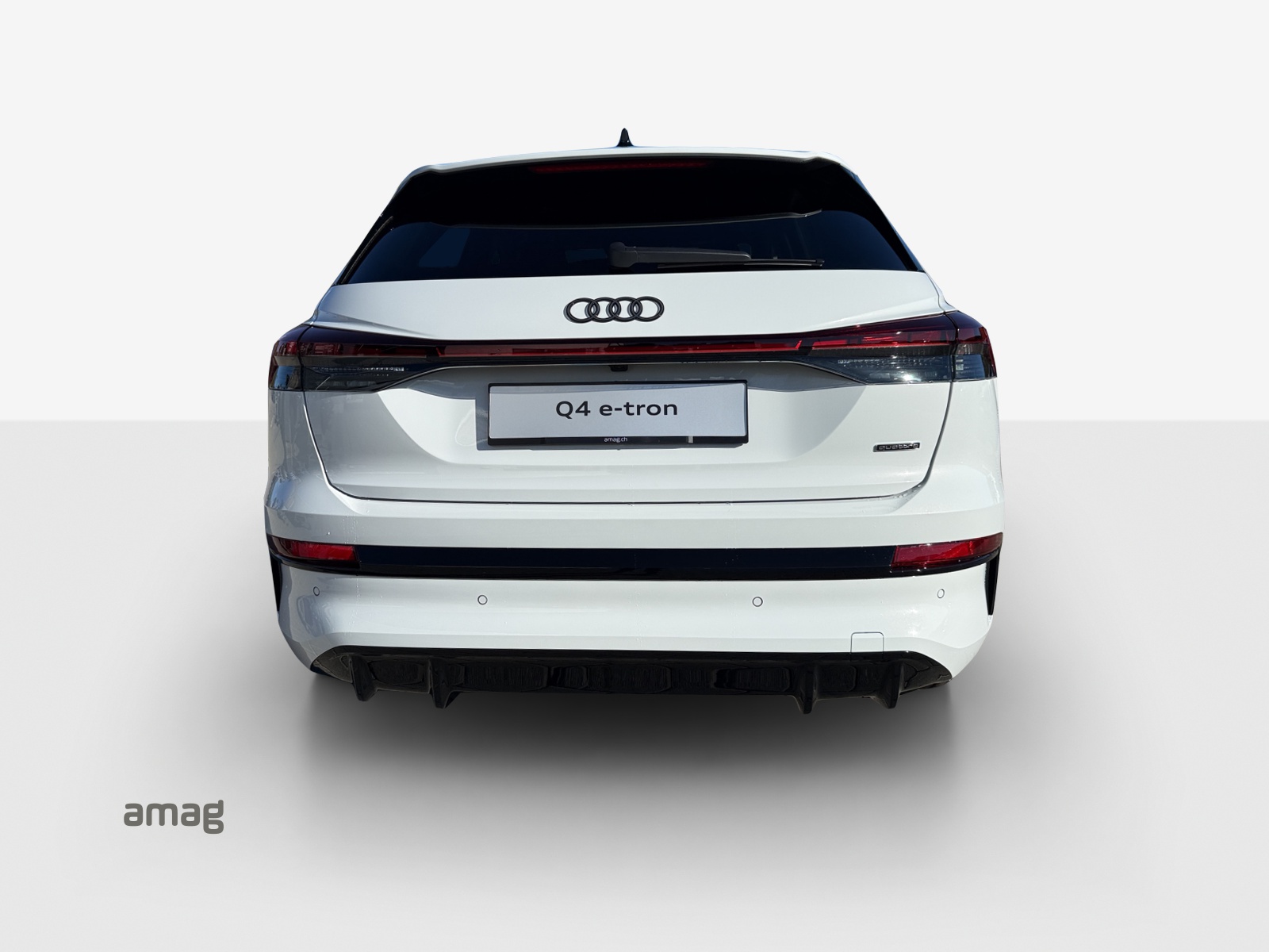 AUDI Q4 e-tron SUV quattro performance Swiss Ski-showroom-element-3