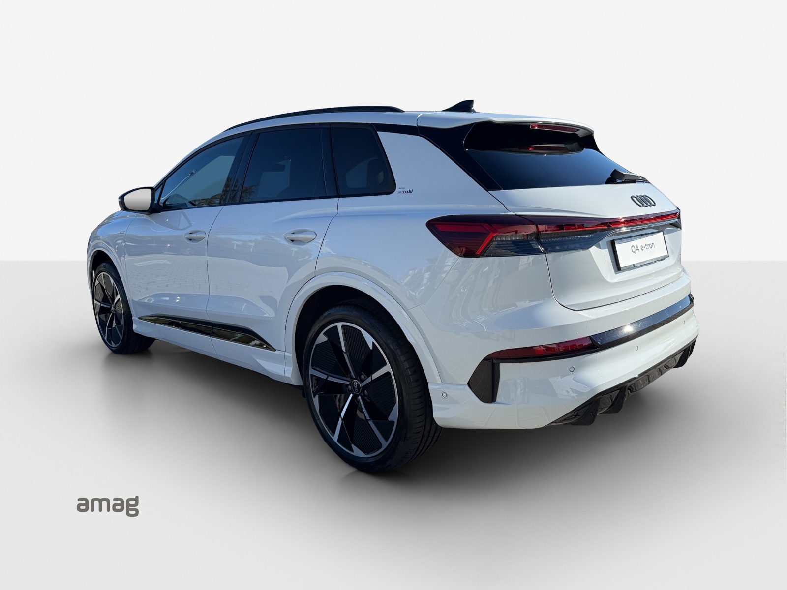 AUDI Q4 e-tron SUV quattro performance Swiss Ski-showroom-element-2