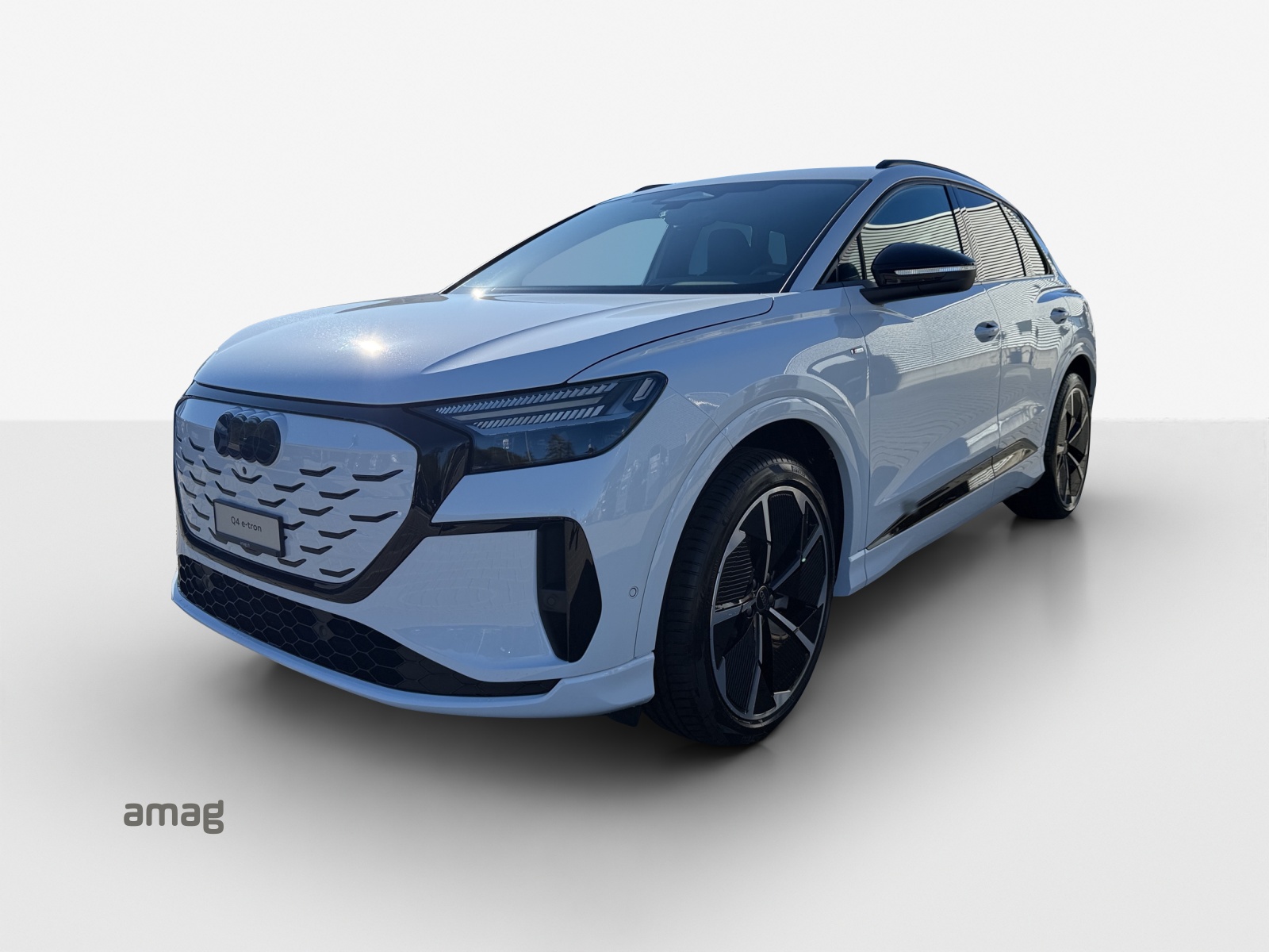 AUDI Q4 e-tron SUV quattro performance Swiss Ski