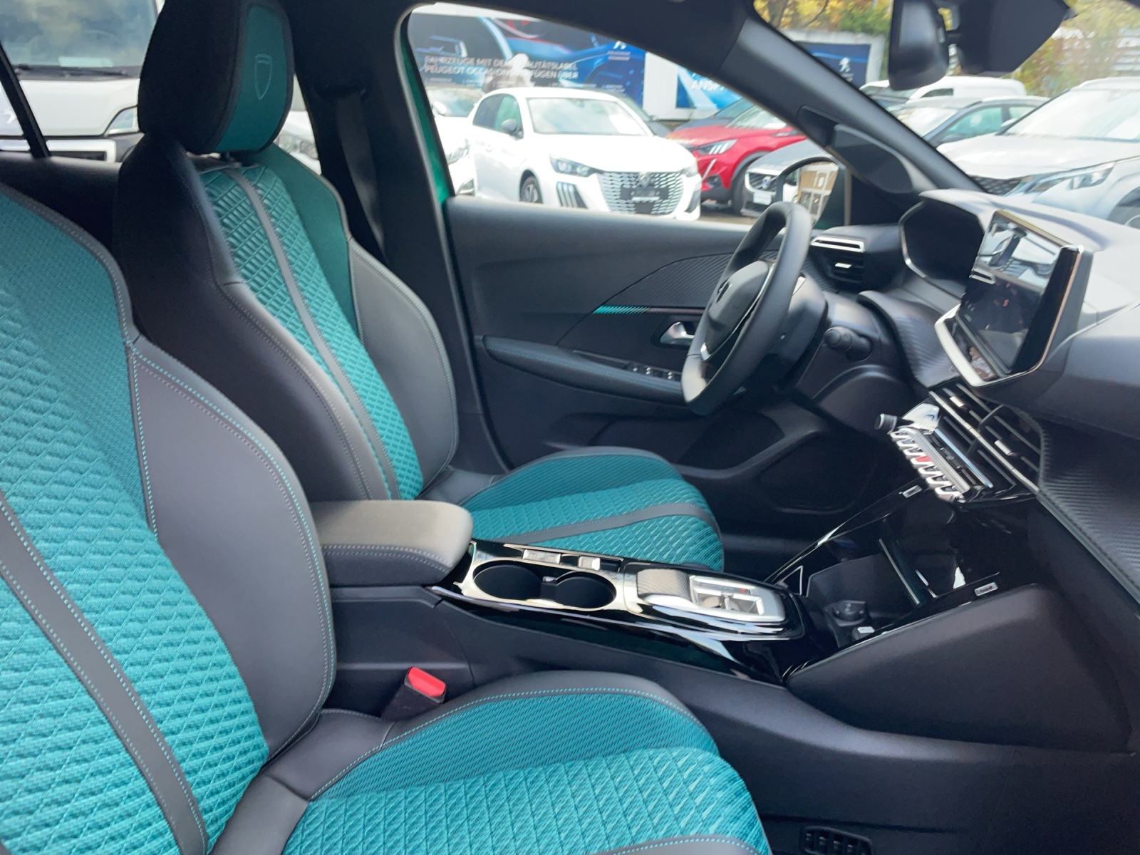 PEUGEOT 208 1.2 Hybrid Envy-image-10