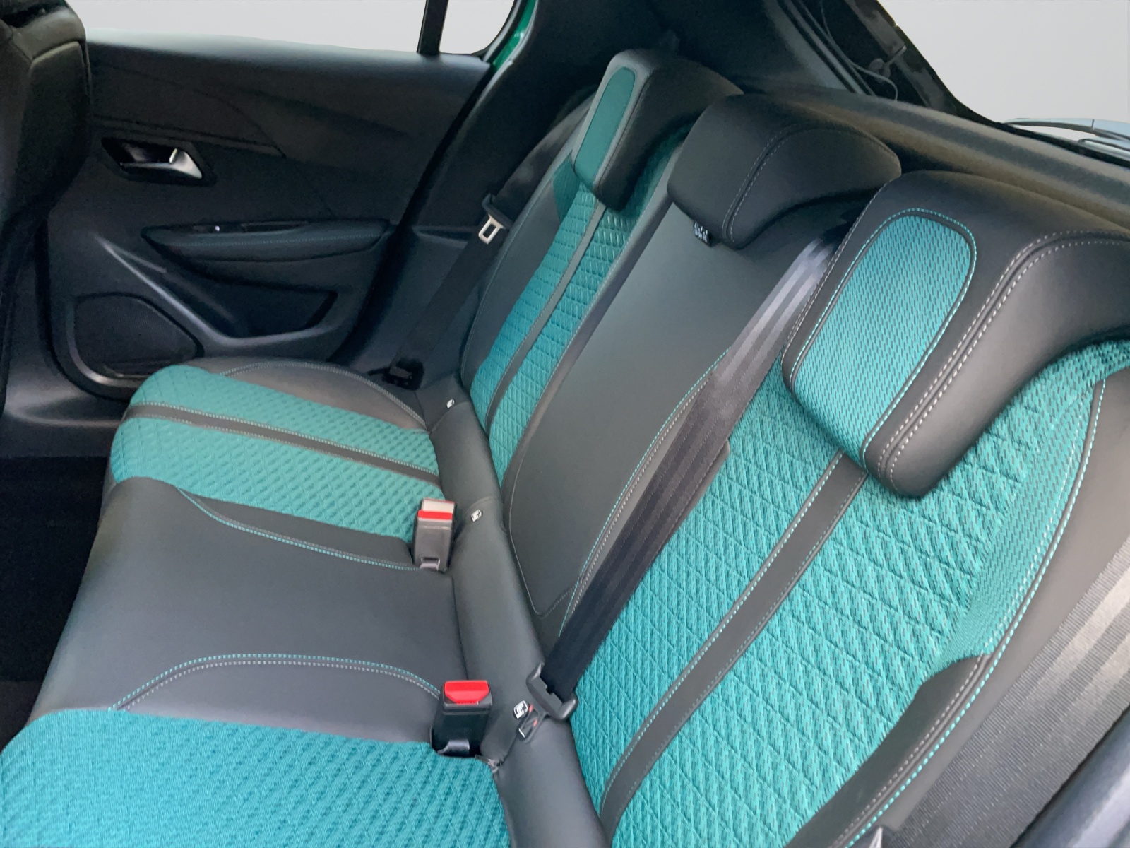 PEUGEOT 208 1.2 Hybrid Envy-image-7