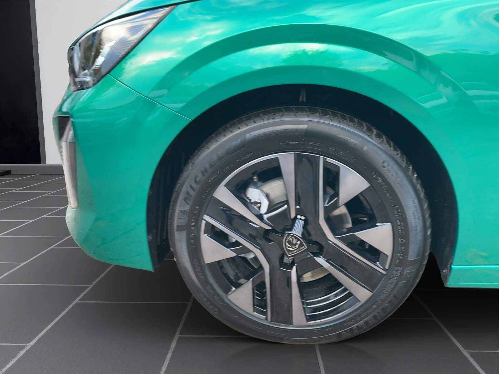 PEUGEOT 208 1.2 Hybrid Envy-image-9