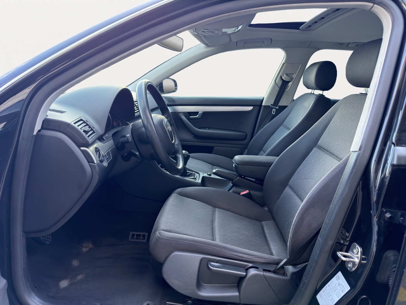 AUDI A4 Avant 2.0 Turbo FSI quattro-image-8