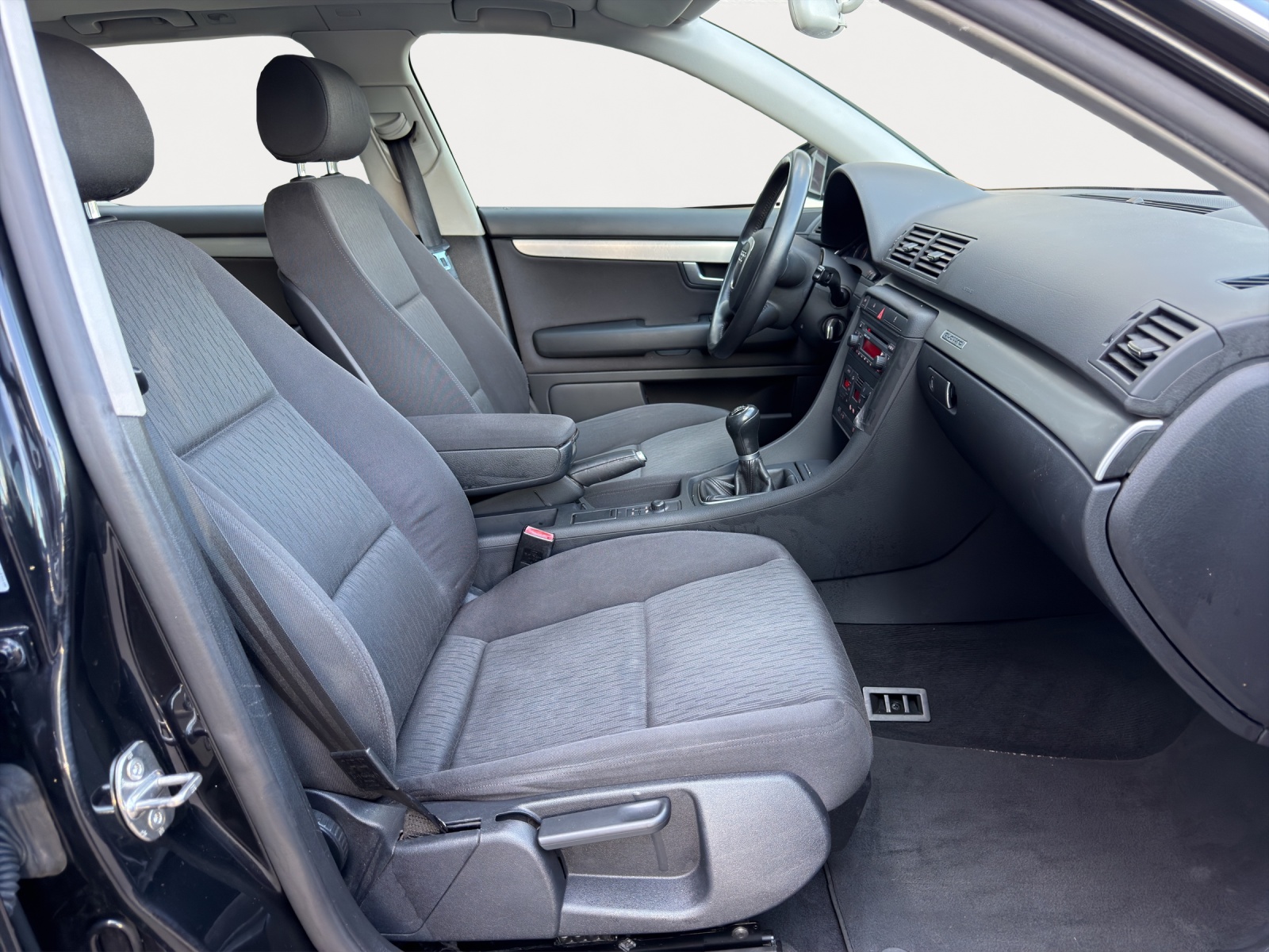 AUDI A4 Avant 2.0 Turbo FSI quattro-image-14