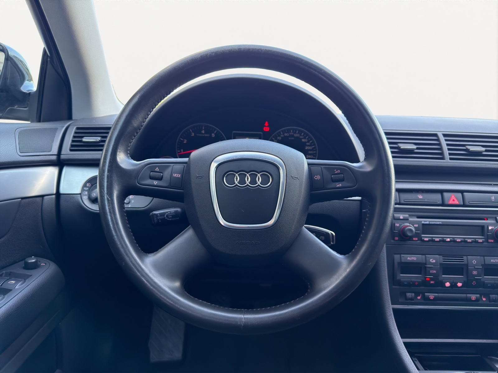 AUDI A4 Avant 2.0 Turbo FSI quattro-image-10