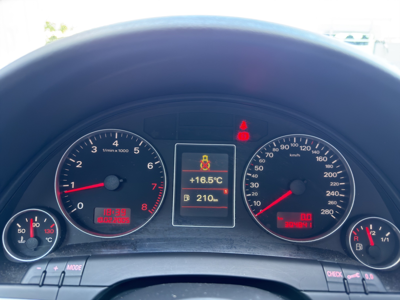 AUDI A4 Avant 2.0 Turbo FSI quattro-image-21