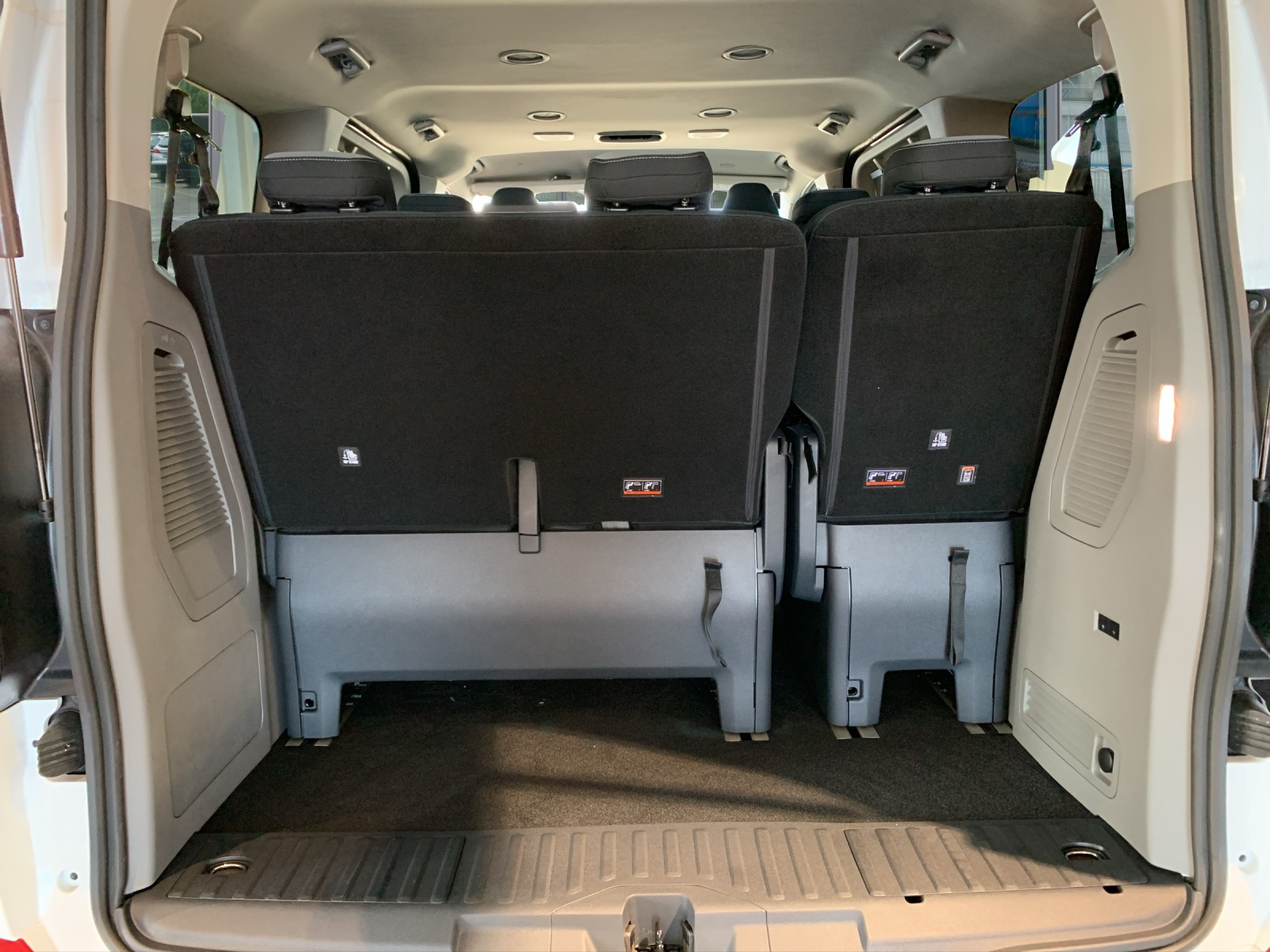 FORD Tourneo C Bus 320 L1 2.0 EcoBlue 170 Titanium-image-11