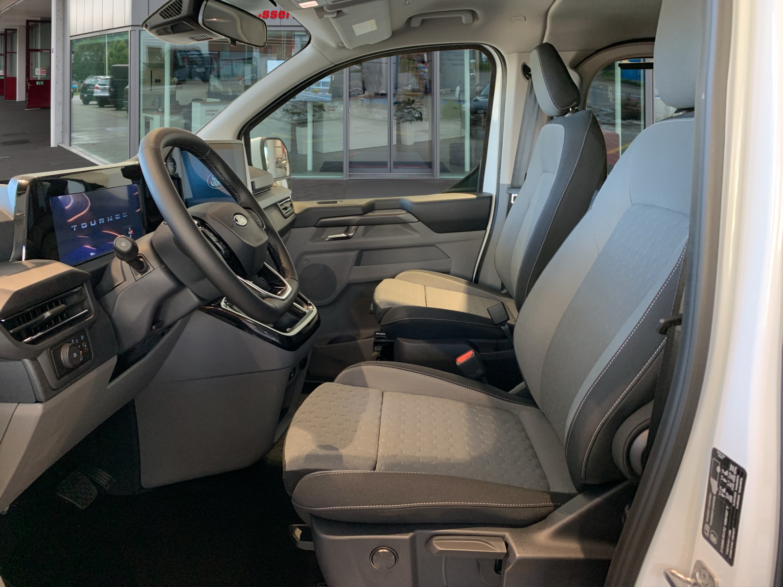 FORD Tourneo C Bus 320 L1 2.0 EcoBlue 170 Titanium-image-3