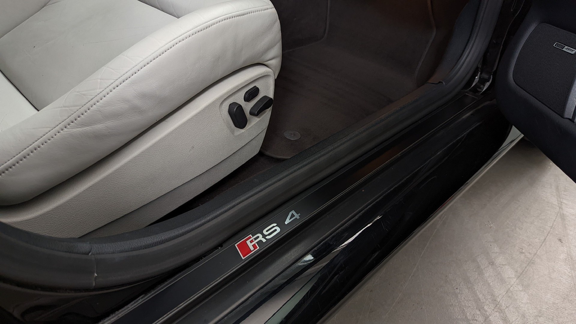 AUDI RS4 Avant quattro-image-17