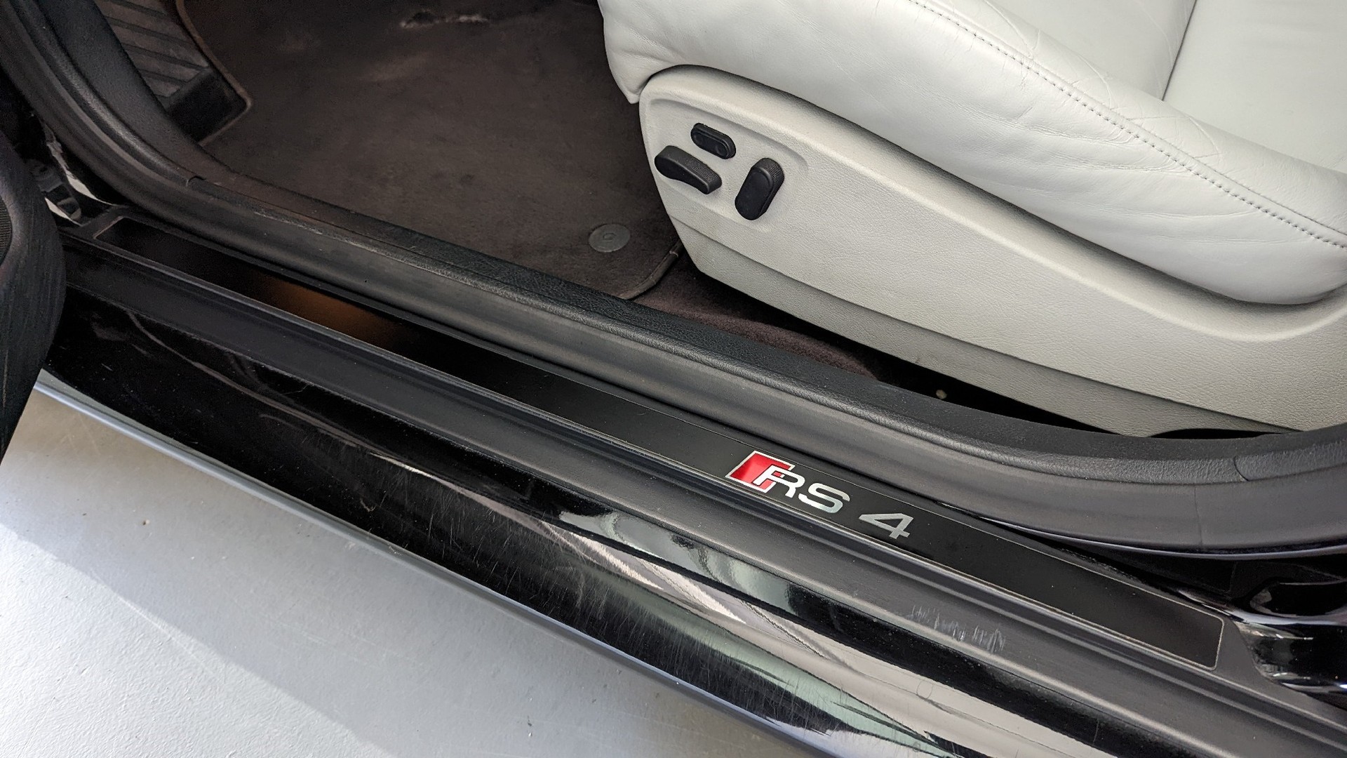 AUDI RS4 Avant quattro-image-4