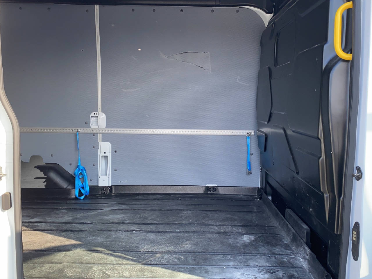 FORD E-Transit Van 350 L2H2 67kWh T-image-10