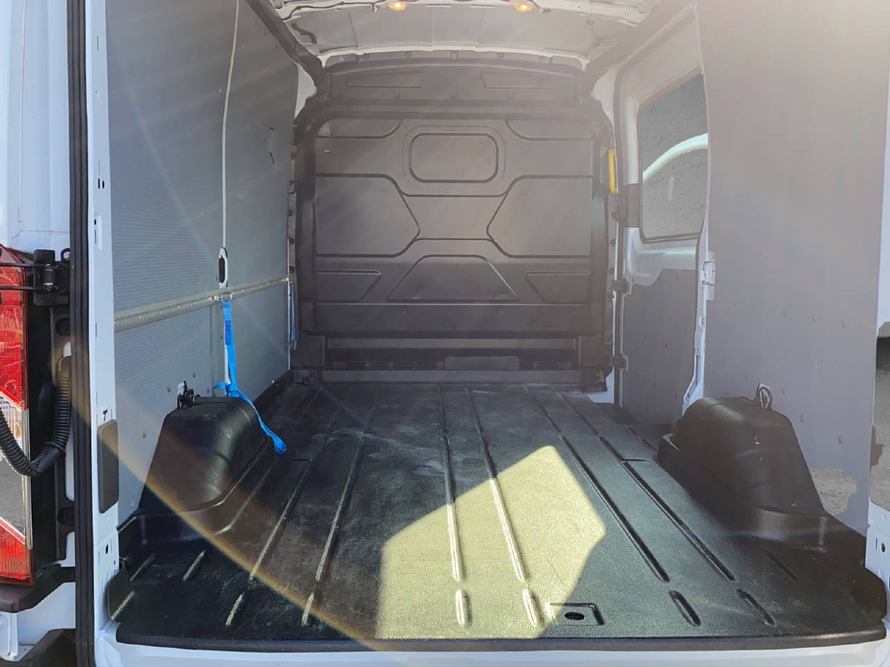FORD E-Transit Van 350 L2H2 67kWh T-image-11