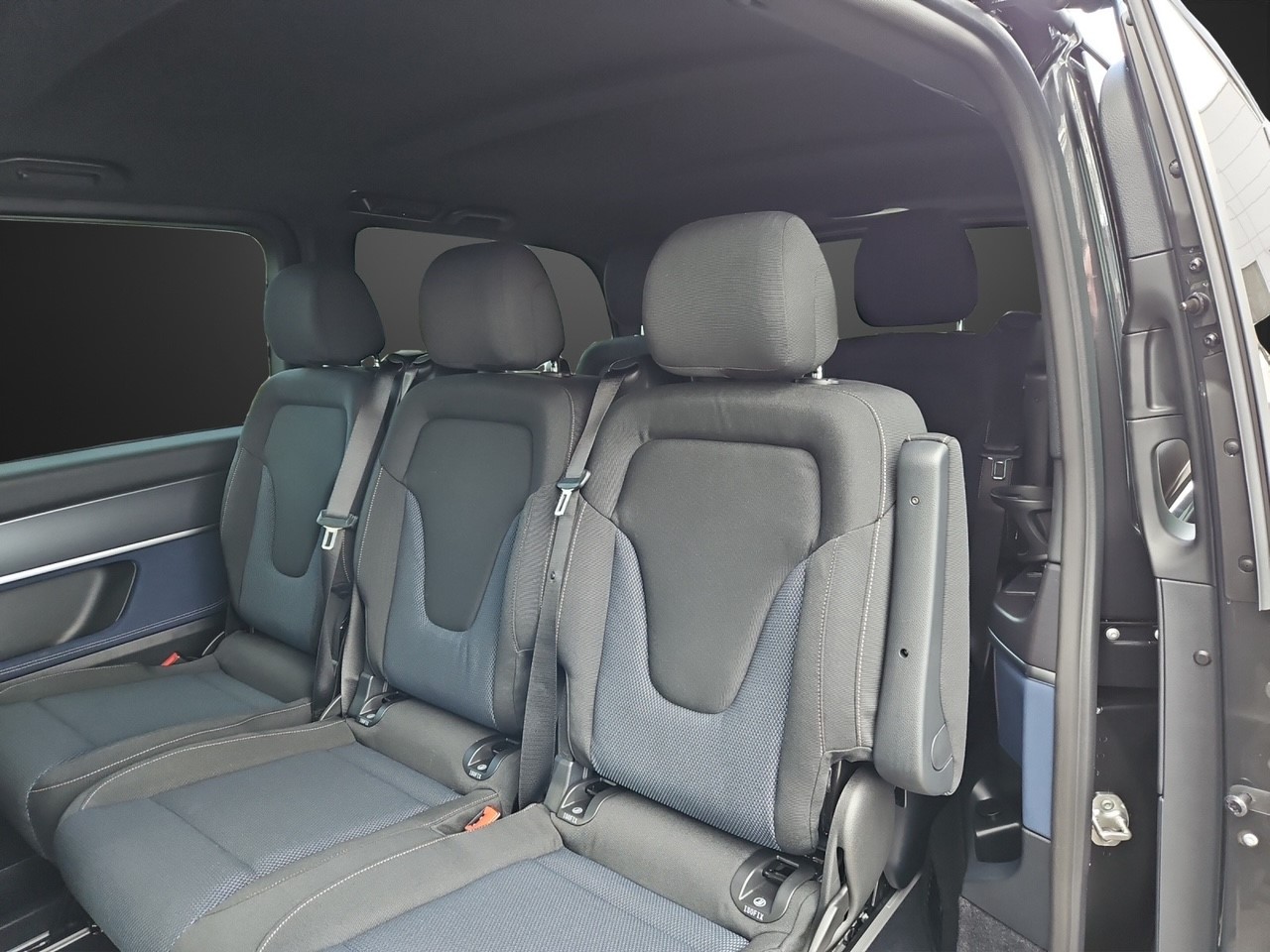 MERCEDES-BENZ EQV 300 lang-image-8