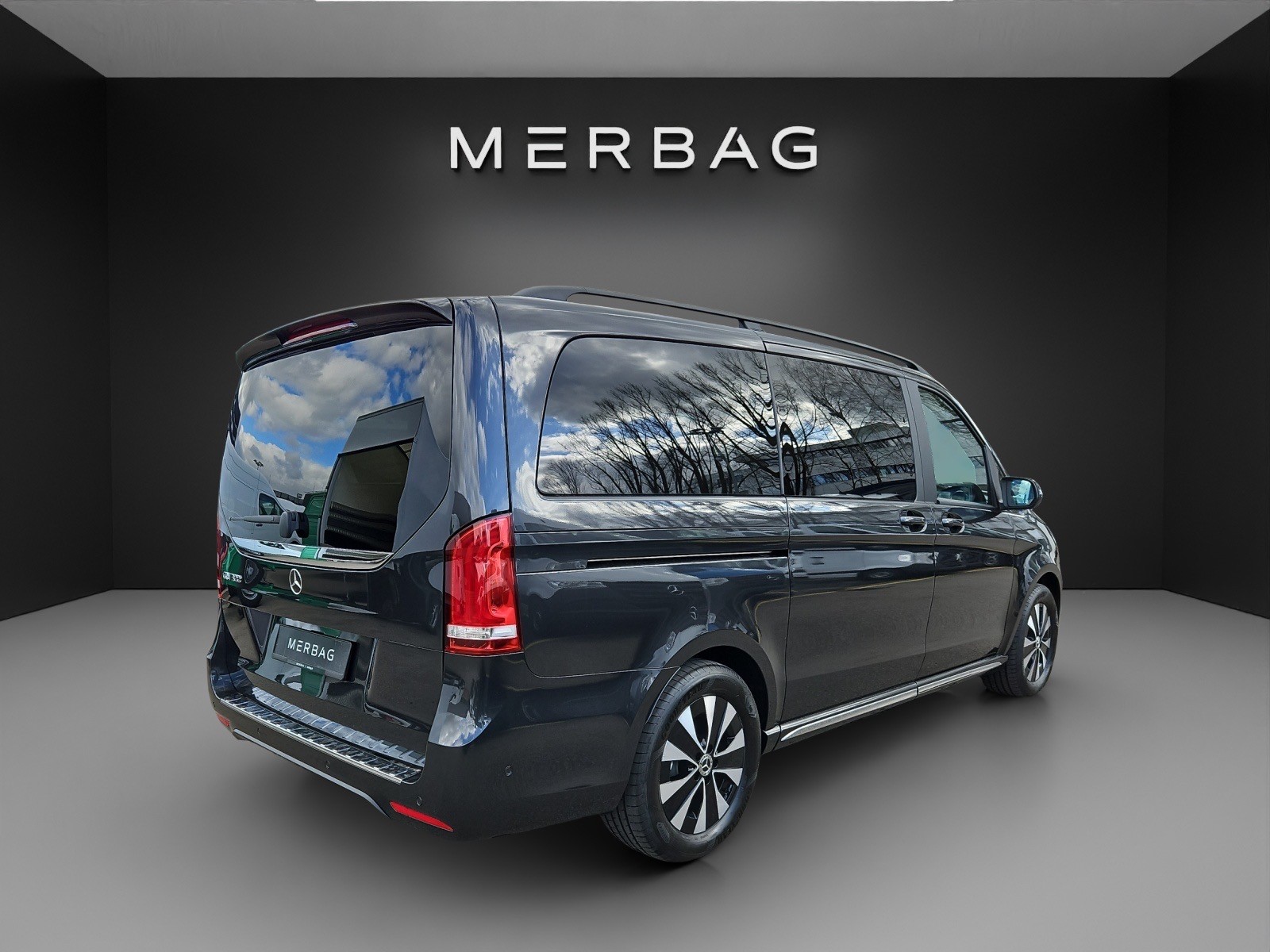 MERCEDES-BENZ EQV 300 lang-image-1