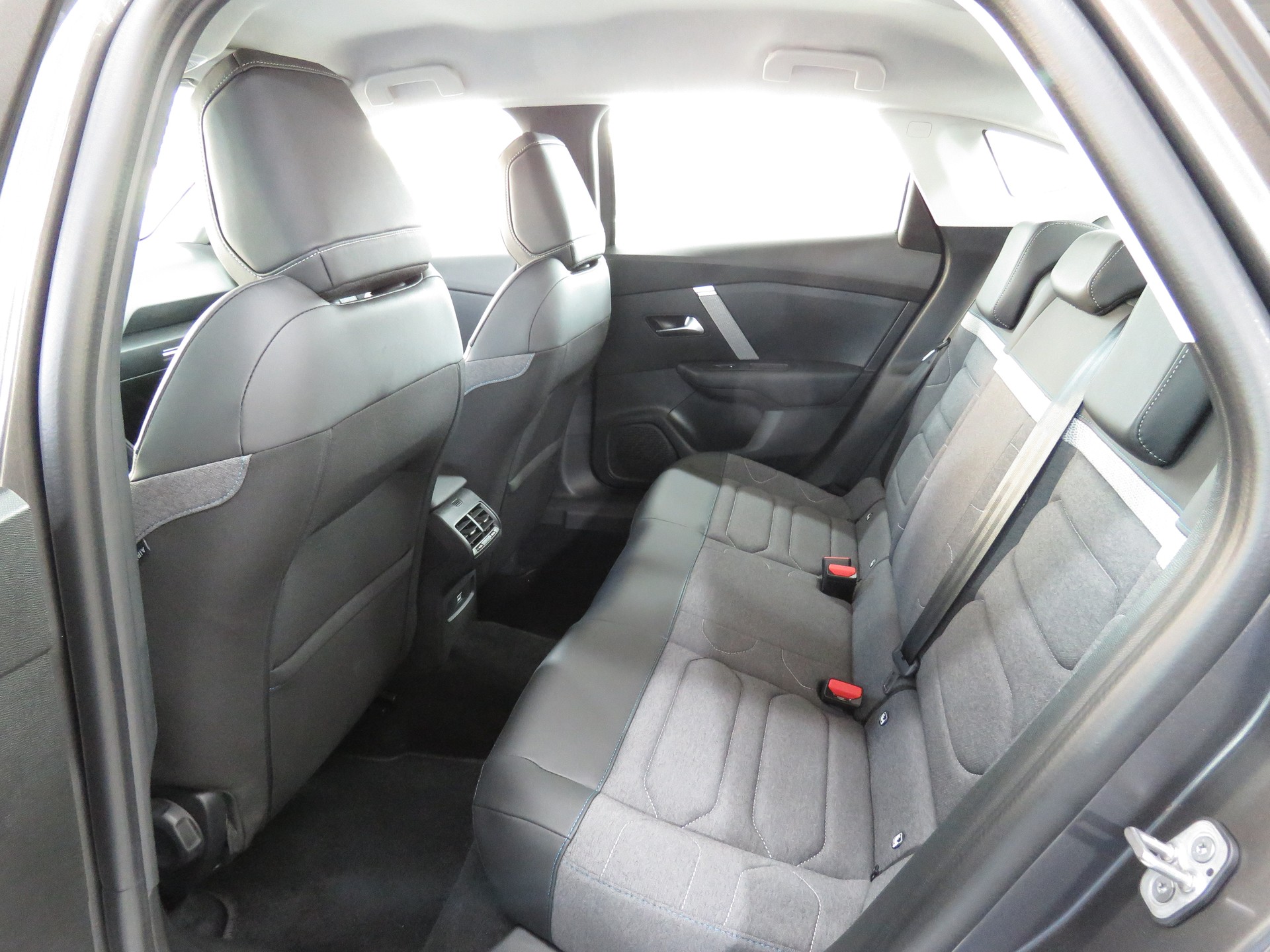 CITROEN C4 X 1.2 Pure Tech Swiss Edition EAT8 (Automat)-image-8
