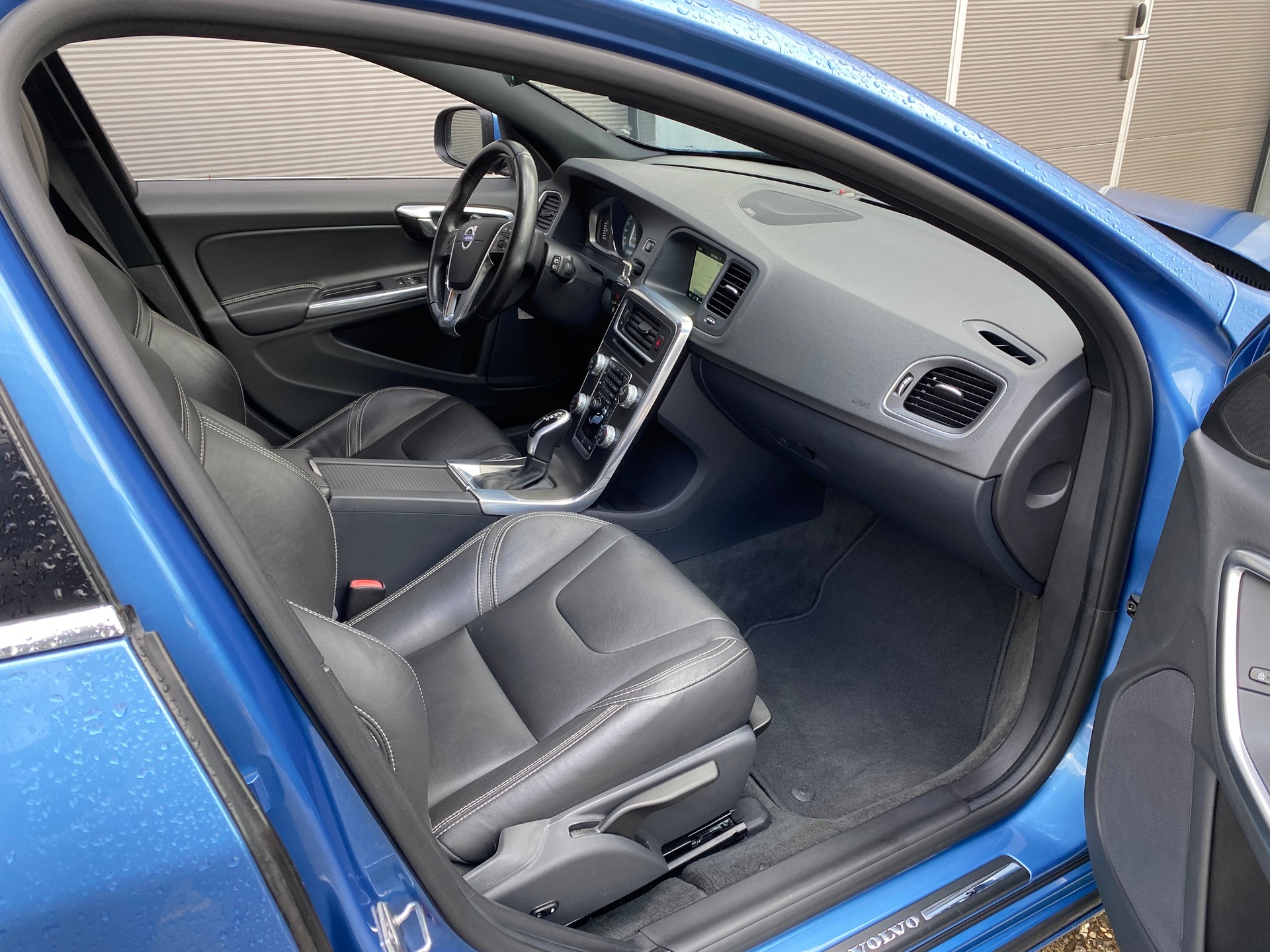 VOLVO V60 T6 Momentum Geartronic-image-10