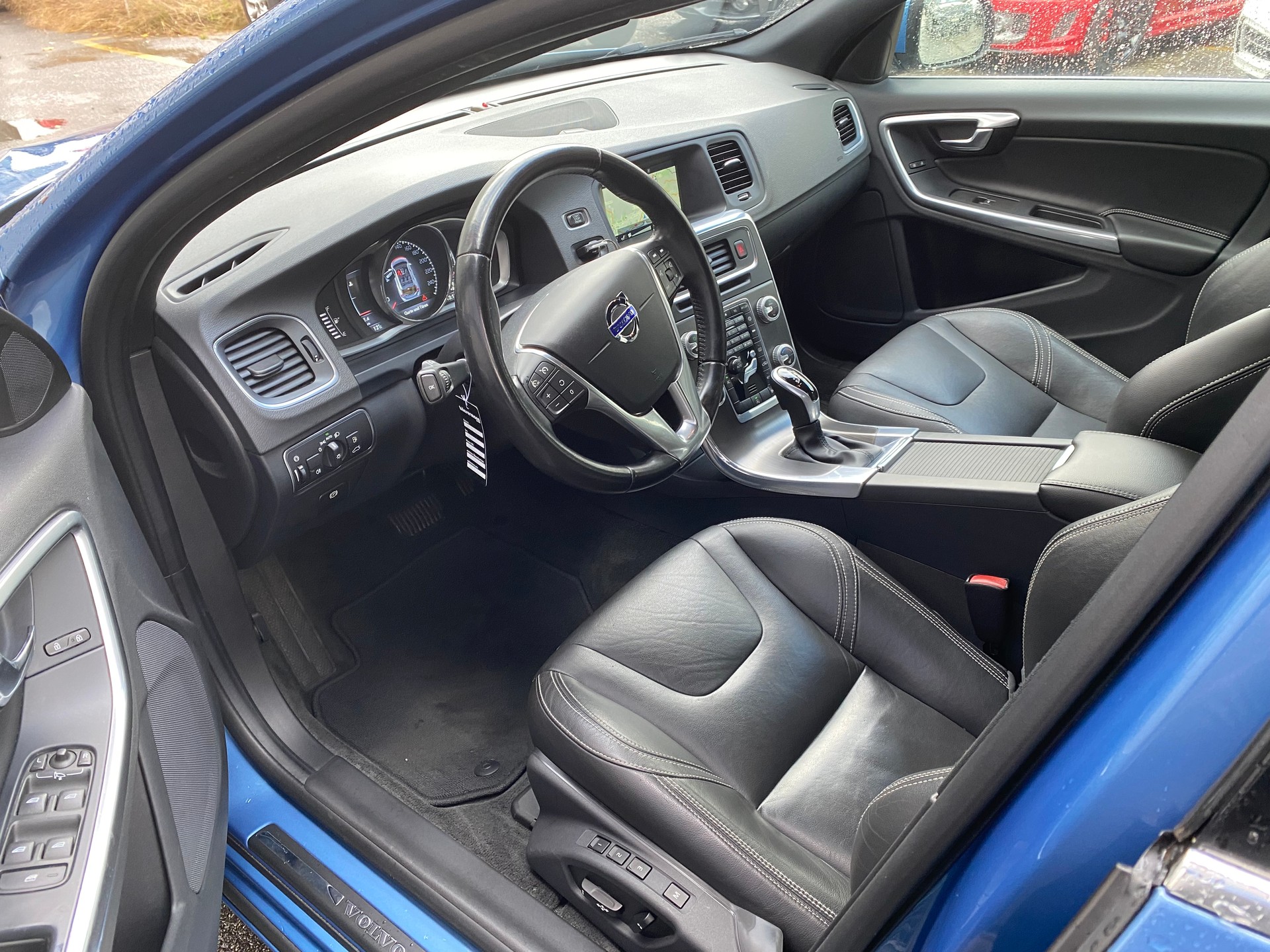 VOLVO V60 T6 Momentum Geartronic-image-9