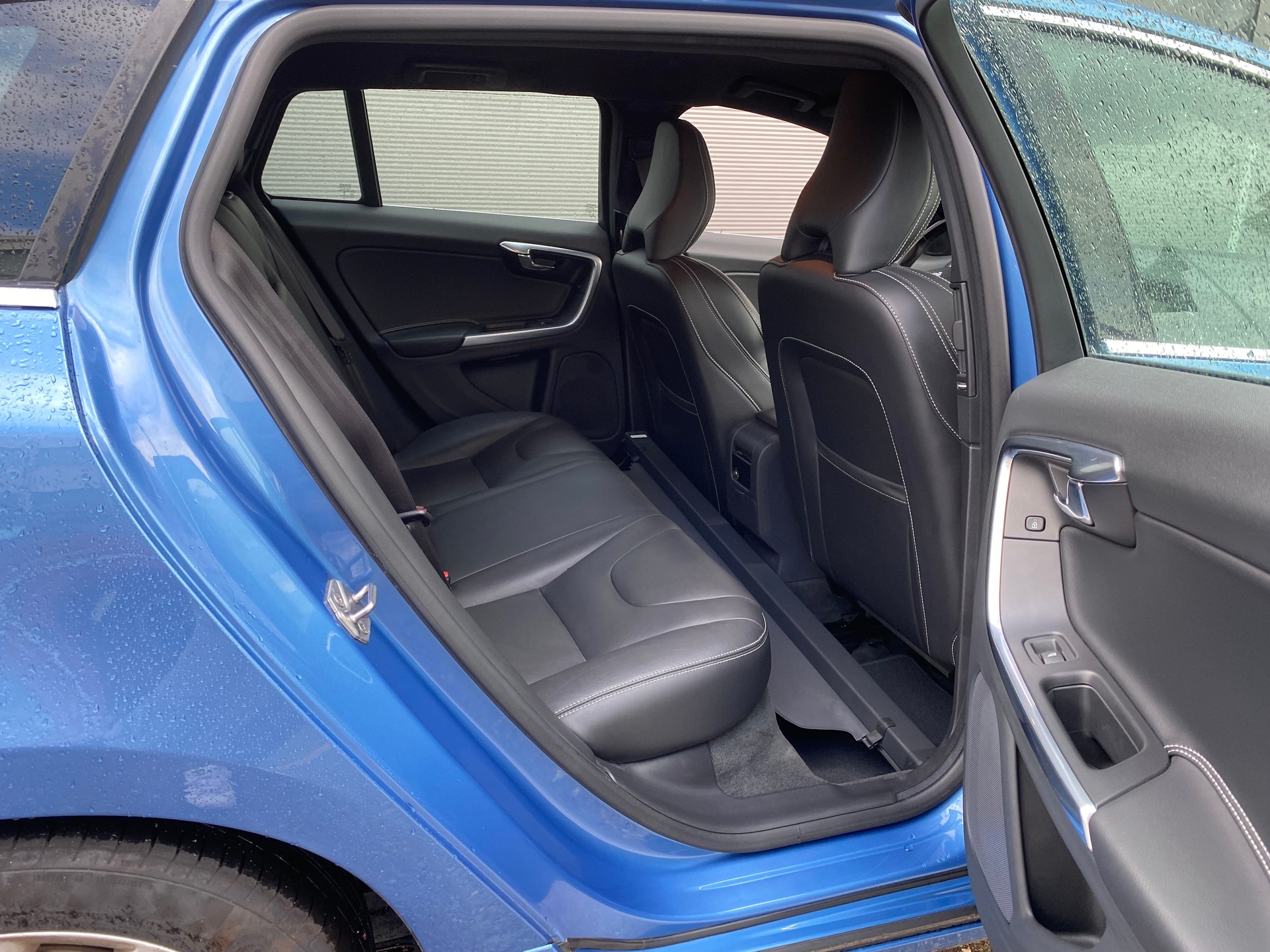 VOLVO V60 T6 Momentum Geartronic-image-11