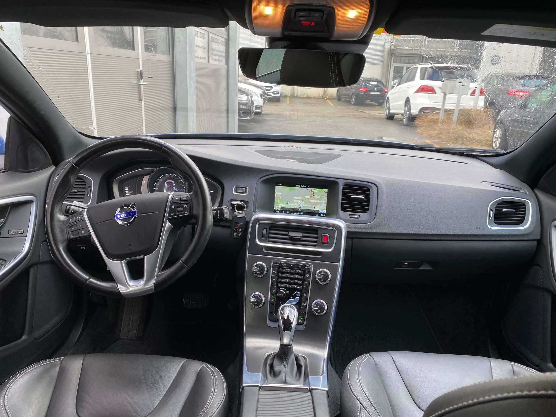 VOLVO V60 T6 Momentum Geartronic-image-8