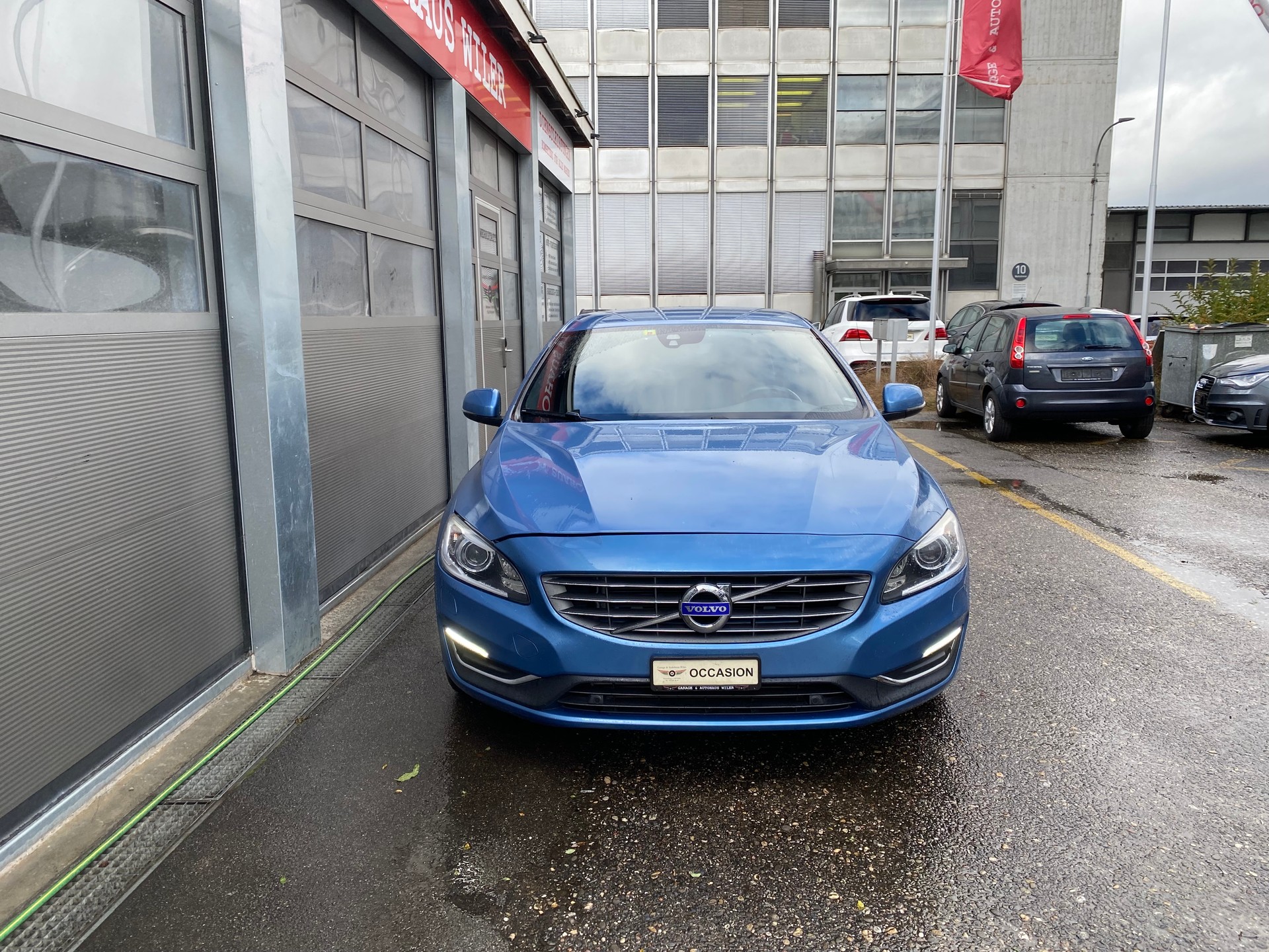 VOLVO V60 T6 Momentum Geartronic-image-1