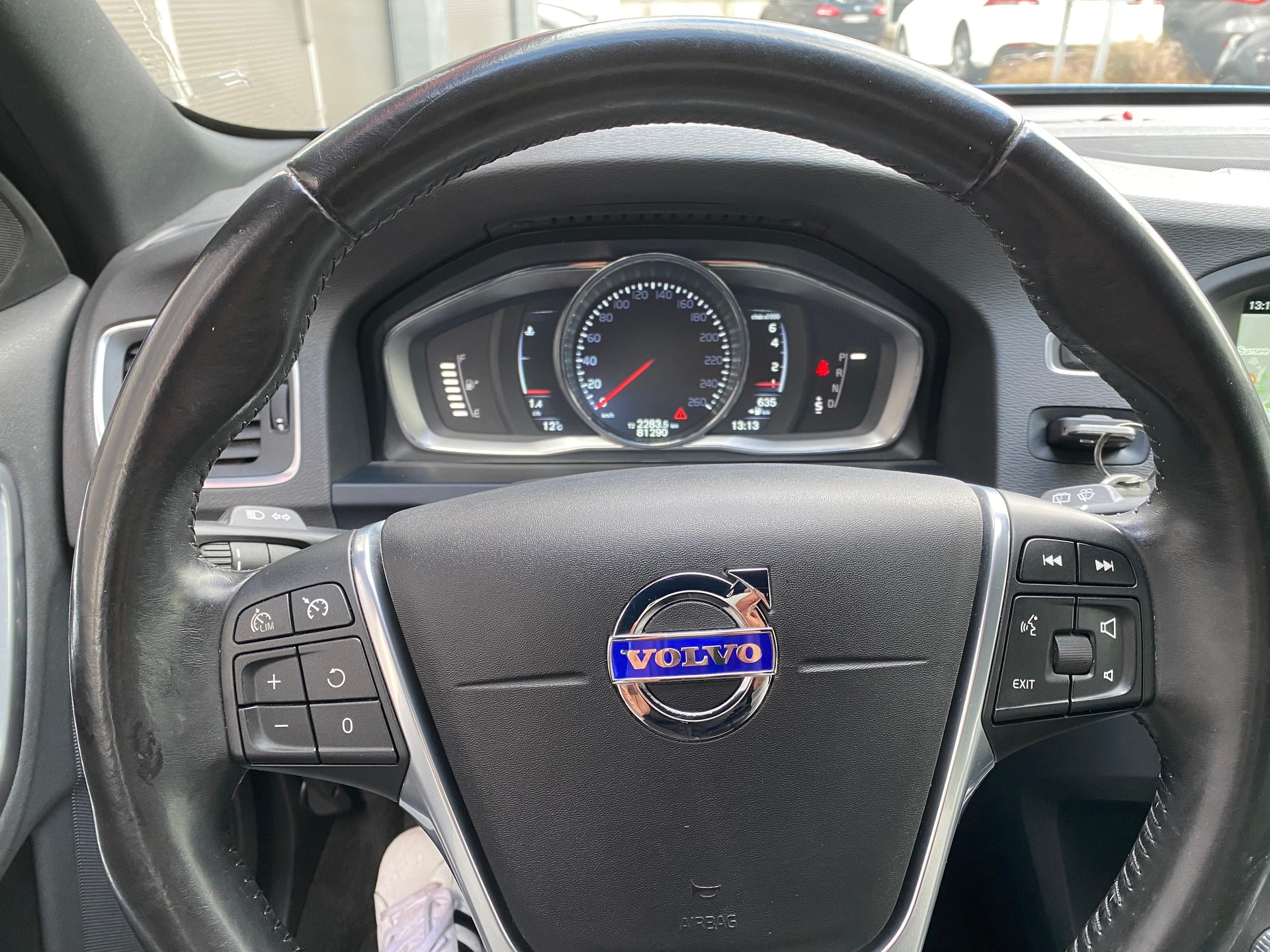 VOLVO V60 T6 Momentum Geartronic-image-13