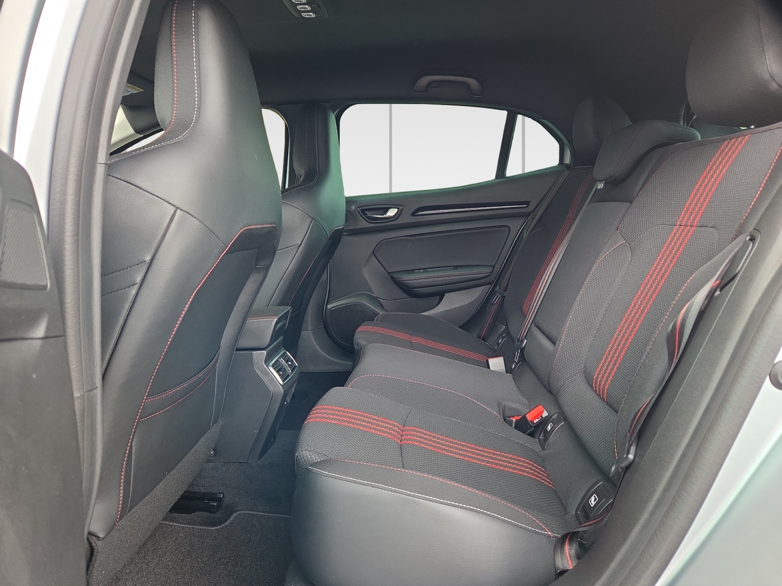 RENAULT Mégane Berline 1.3 16V R.S.Line EDC-image-9