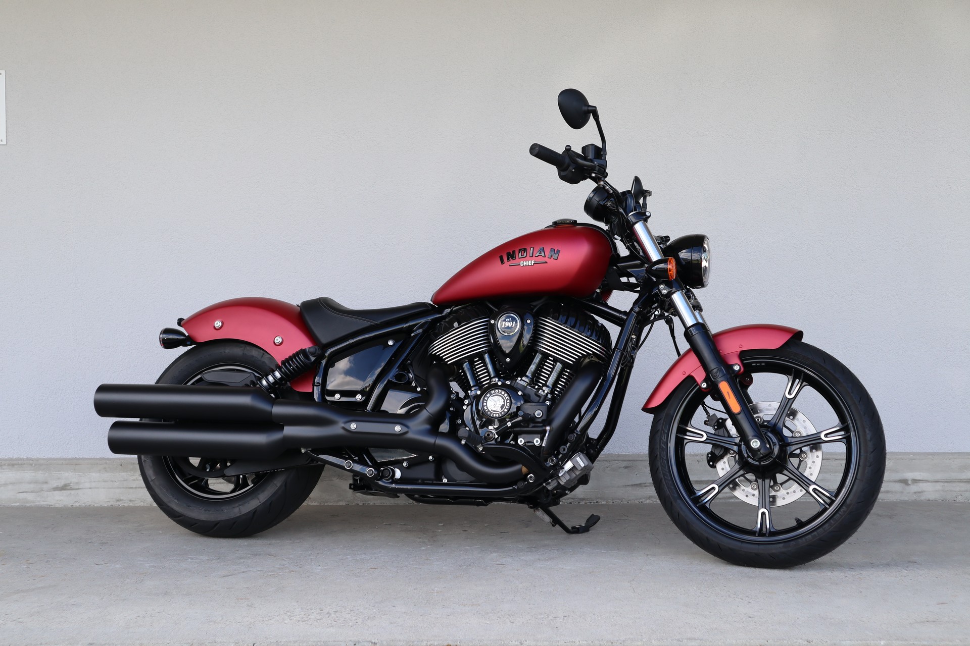 INDIAN Chief Dark Horse-showroom-element-1