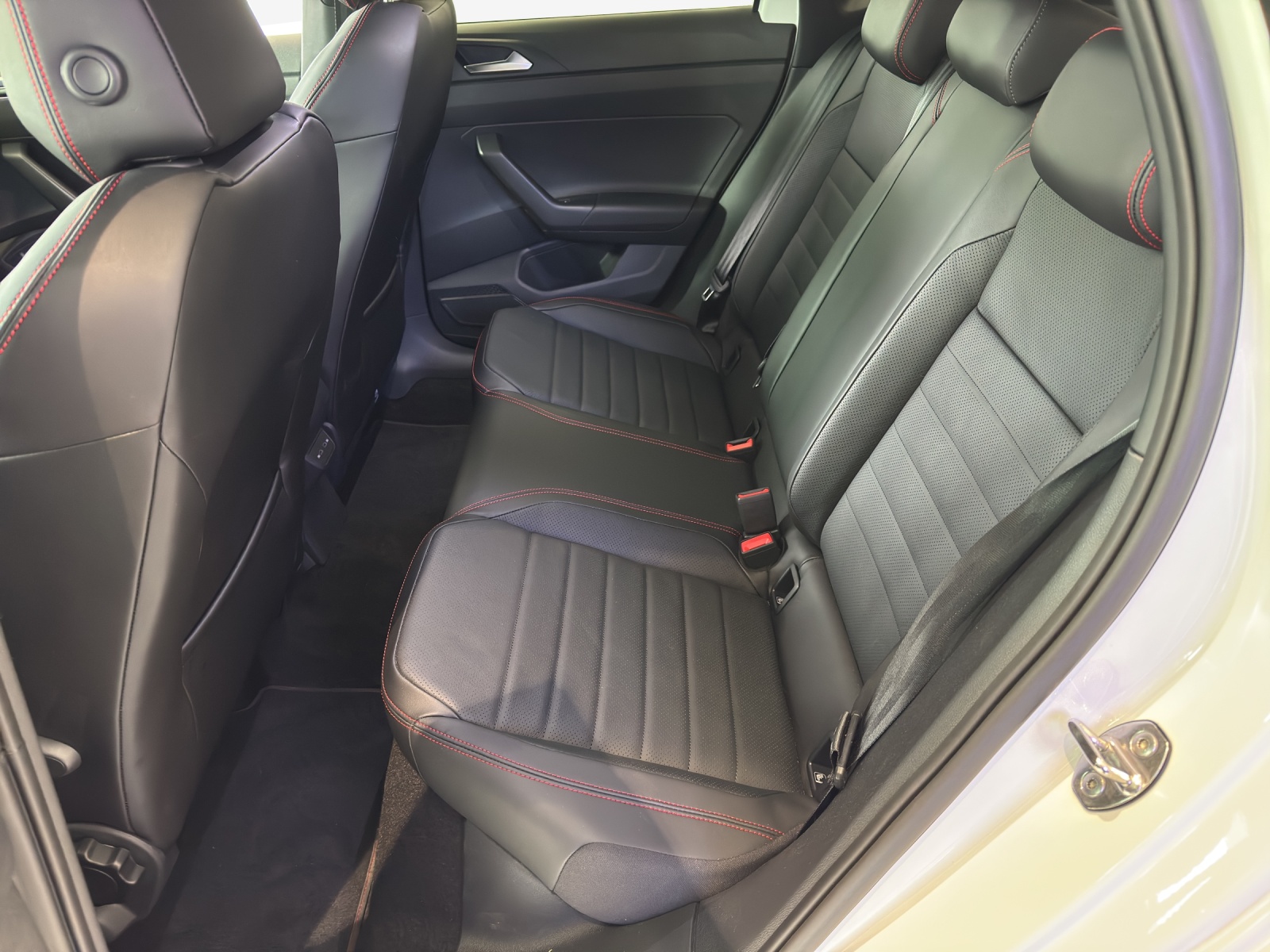 VW Polo 2.0 TSI GTI DSG-image-11