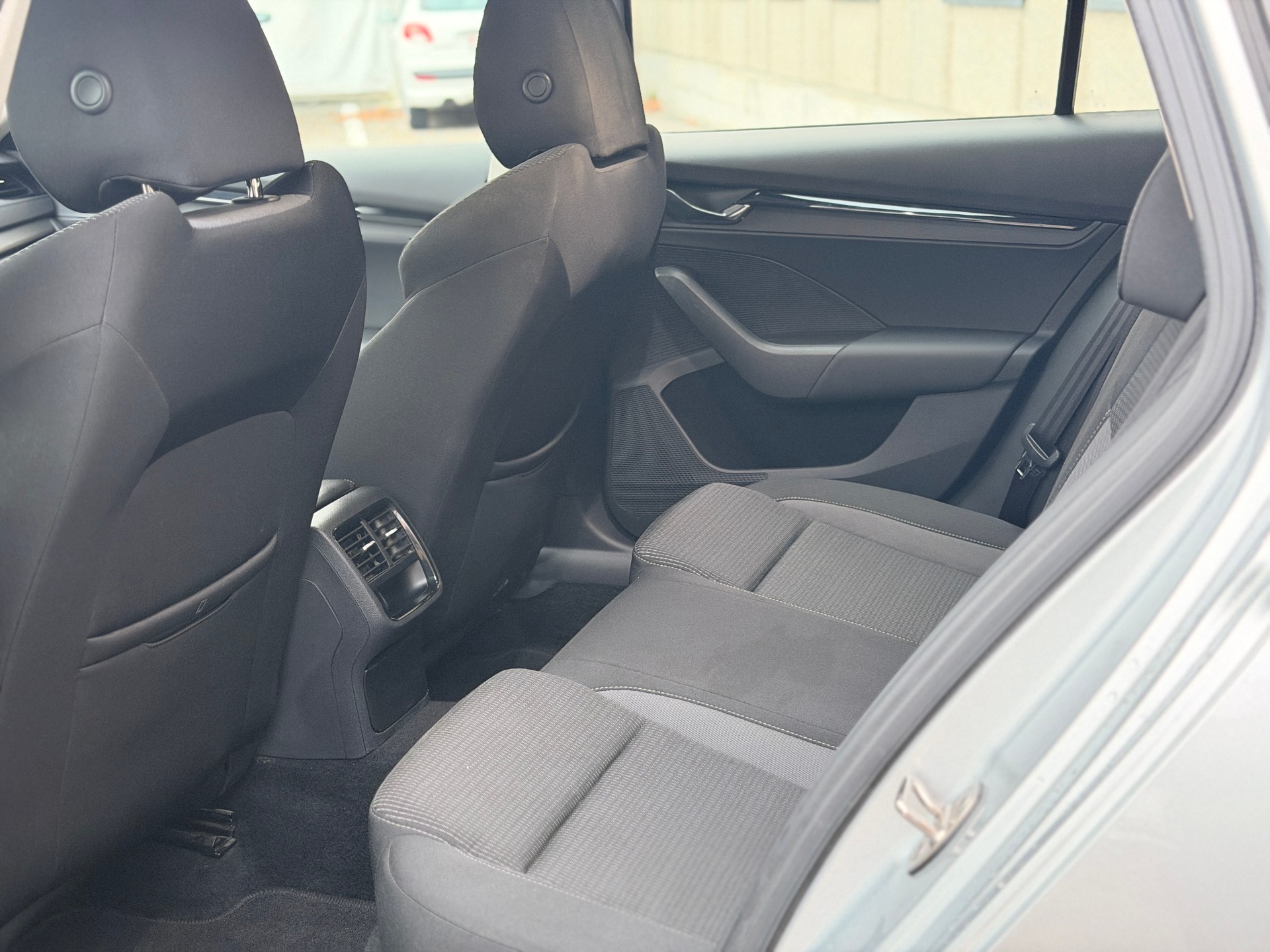 SKODA Octavia Combi 2.0 TDI DSG Ambition-image-15