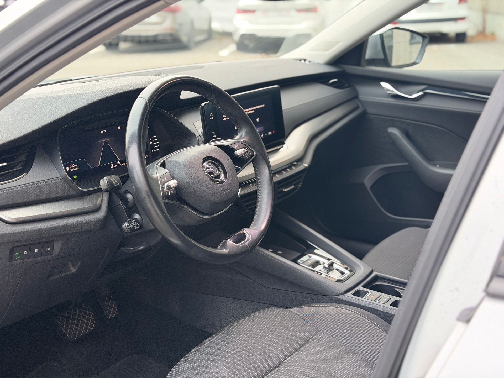 SKODA Octavia Combi 2.0 TDI DSG Ambition-image-14