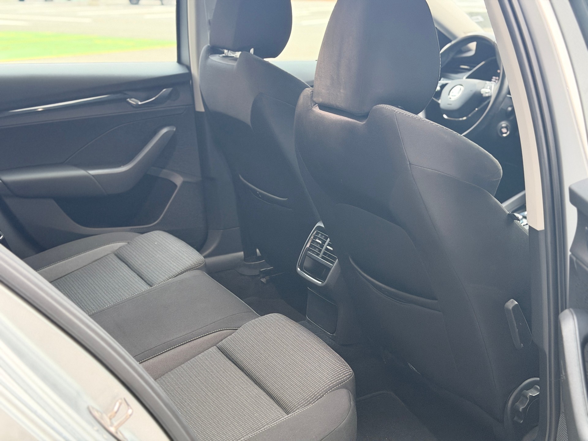 SKODA Octavia Combi 2.0 TDI DSG Ambition-image-23