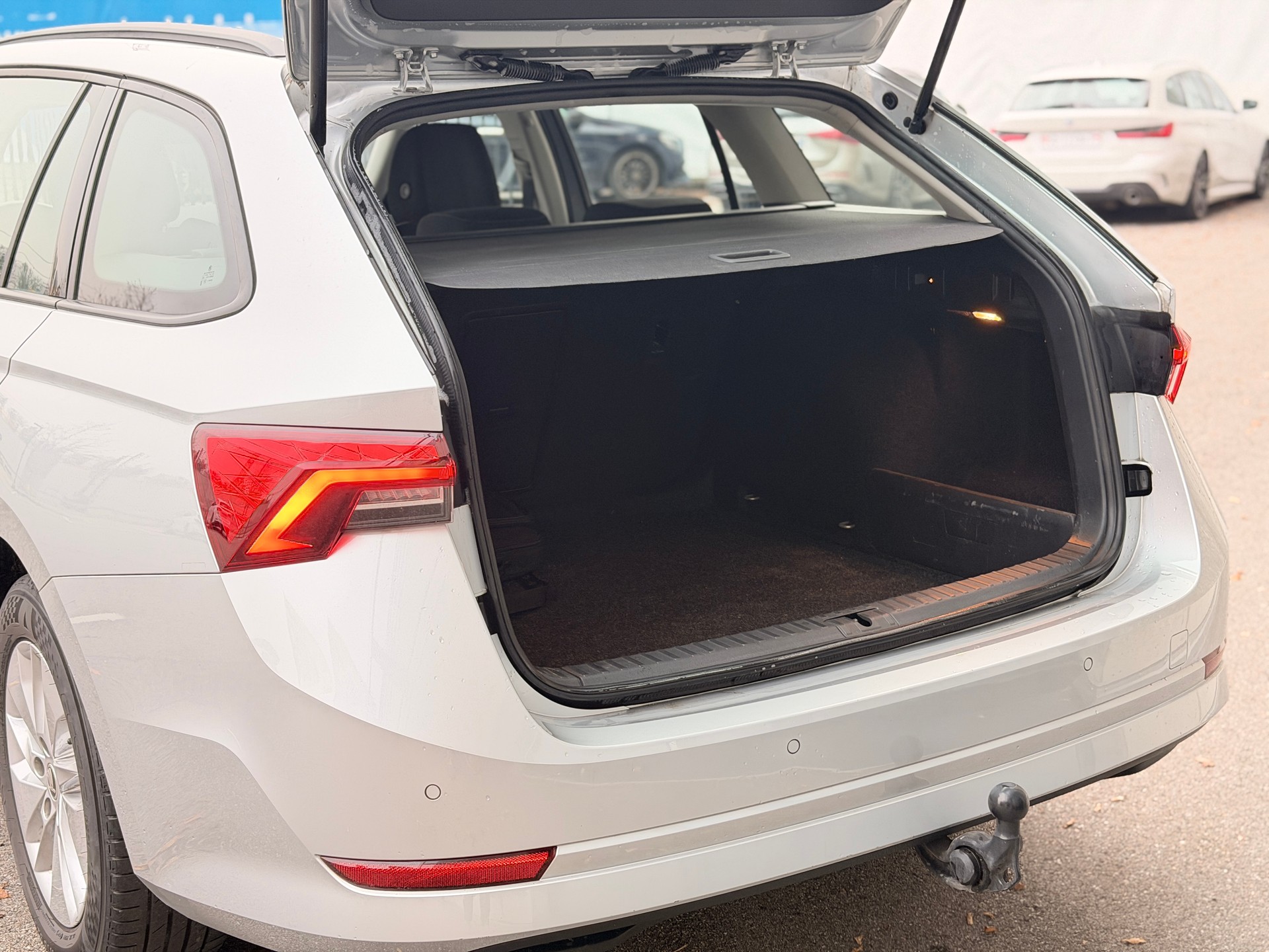 SKODA Octavia Combi 2.0 TDI DSG Ambition-image-18