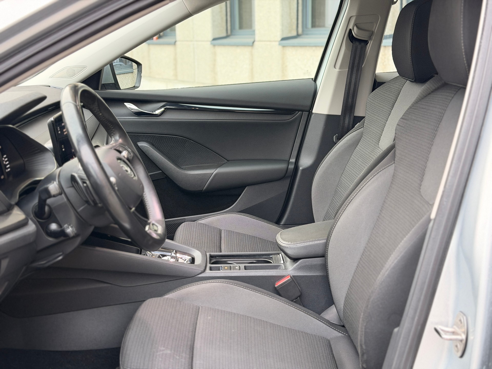 SKODA Octavia Combi 2.0 TDI DSG Ambition-image-13