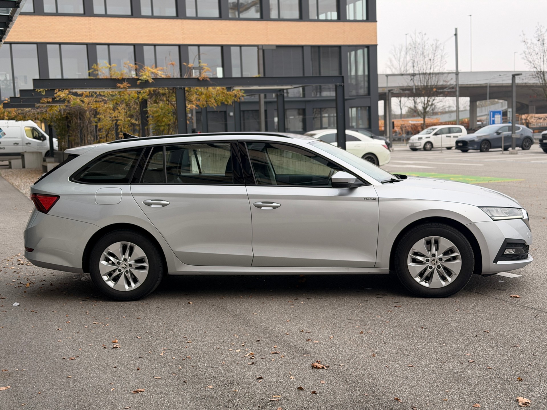 SKODA Octavia Combi 2.0 TDI DSG Ambition-image-4