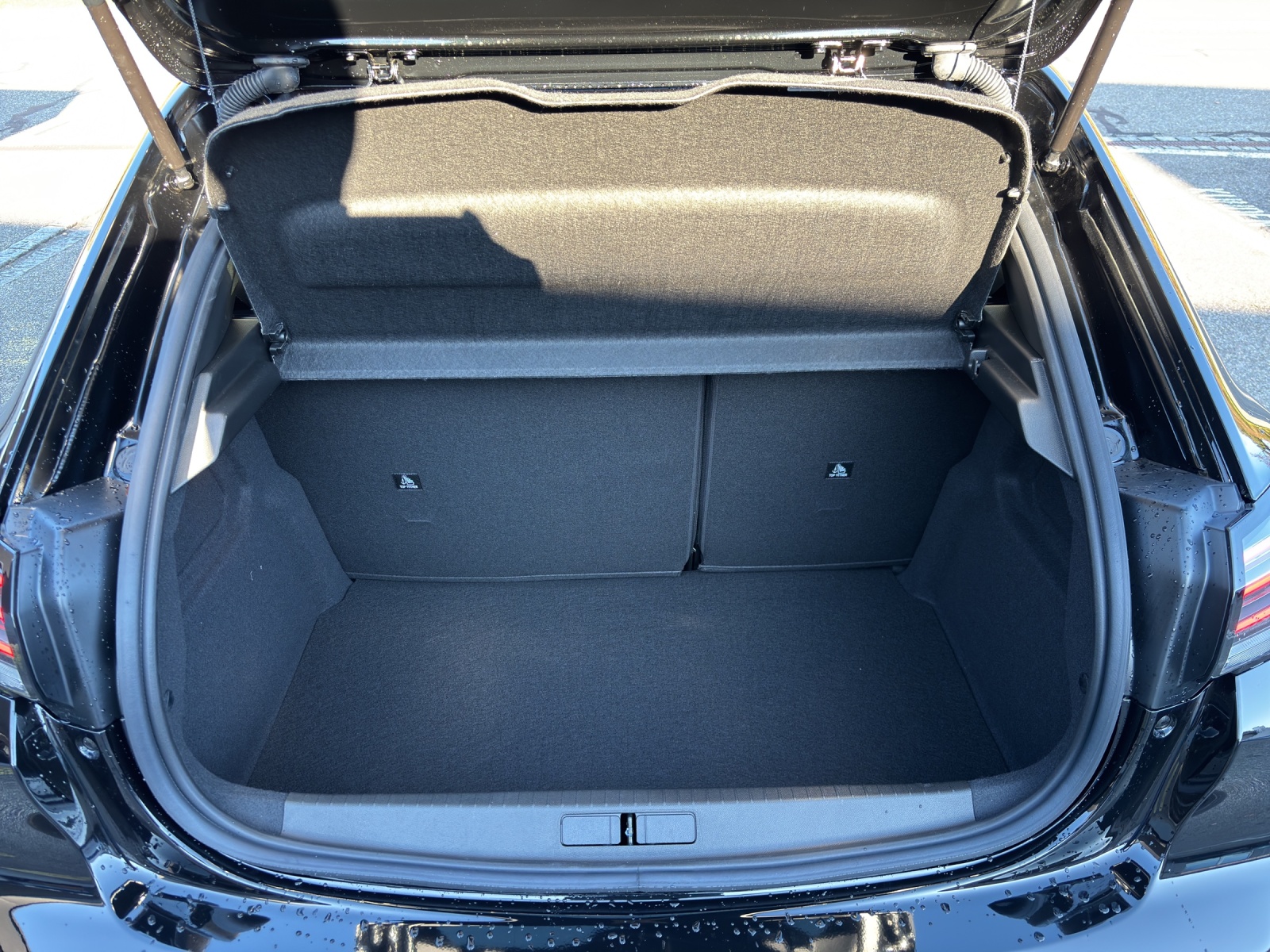 PEUGEOT 208 1.2 Hybrid Allure Premium-image-6