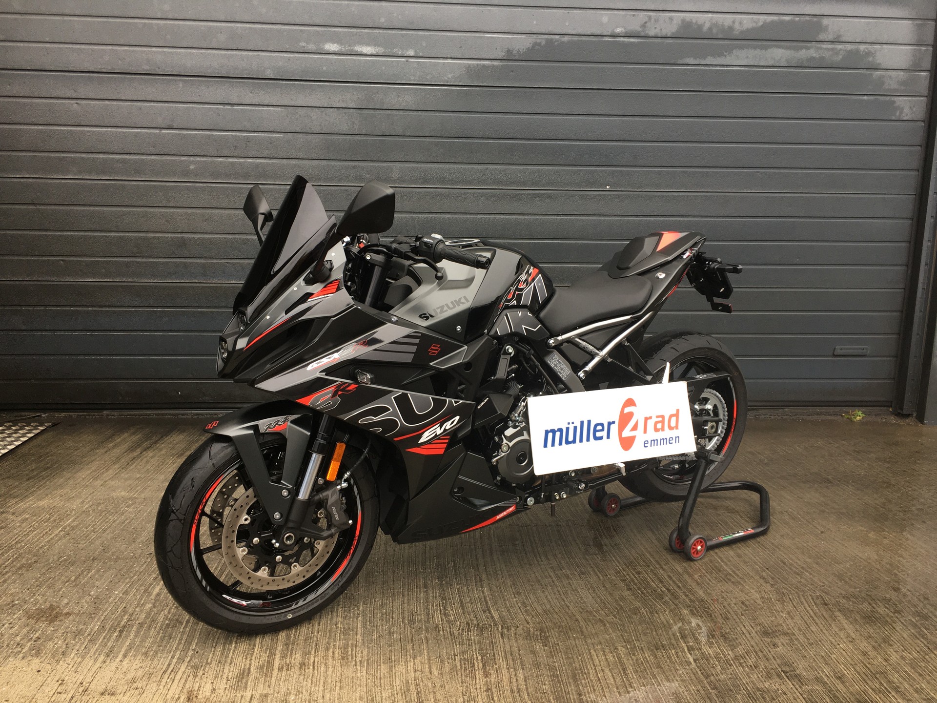 SUZUKI GSX-8R