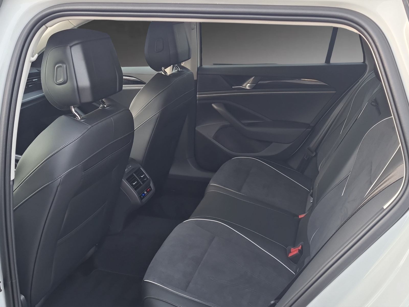 VW Passat Variant 2.0 TDI evo Business 4 Motion DSG-image-6